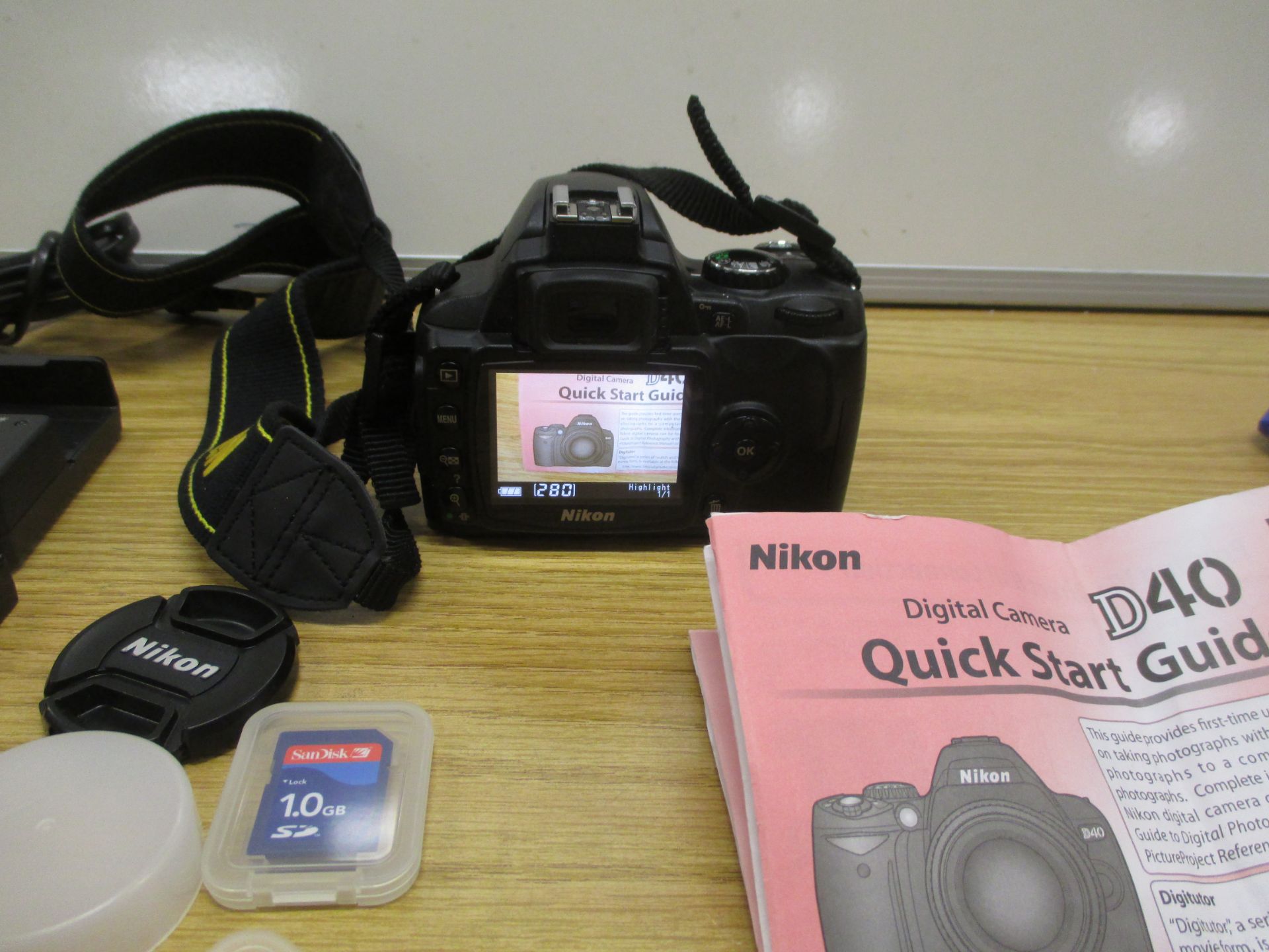 NIkon D40 DIGITAL SLR CAMERA WITH NIKKOR 18-55MM LENS, CHARGER, 2 BATTERIES, 2 X MEMORY CARDS & - Bild 4 aus 5