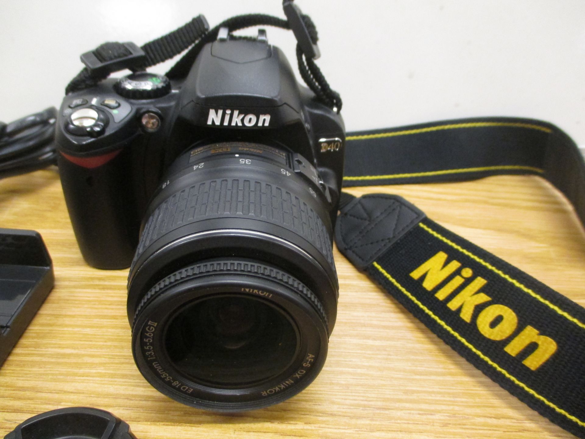 NIkon D40 DIGITAL SLR CAMERA WITH NIKKOR 18-55MM LENS, CHARGER, 2 BATTERIES, 2 X MEMORY CARDS & - Bild 2 aus 5