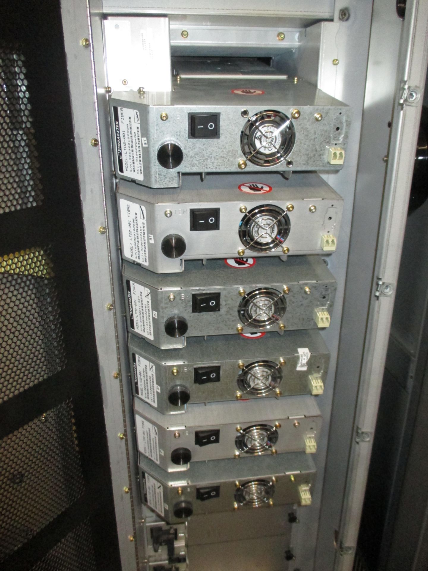 STORAGE TEK L180 TAPE LIBRARY CONTAINING 6 X 1BM LTO2-OO1 FIBER TAPE DRIVES. WITH KEY - Image 6 of 8
