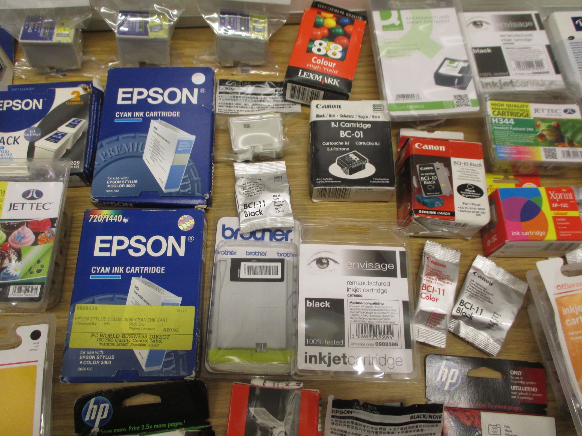 LARGE ASSORTMENT OF INKJET CARTRIDGES, MANY ORIGINAL, SOME COMPATIBLE PLUS PRINTER RIBBONS ETC - Bild 3 aus 7