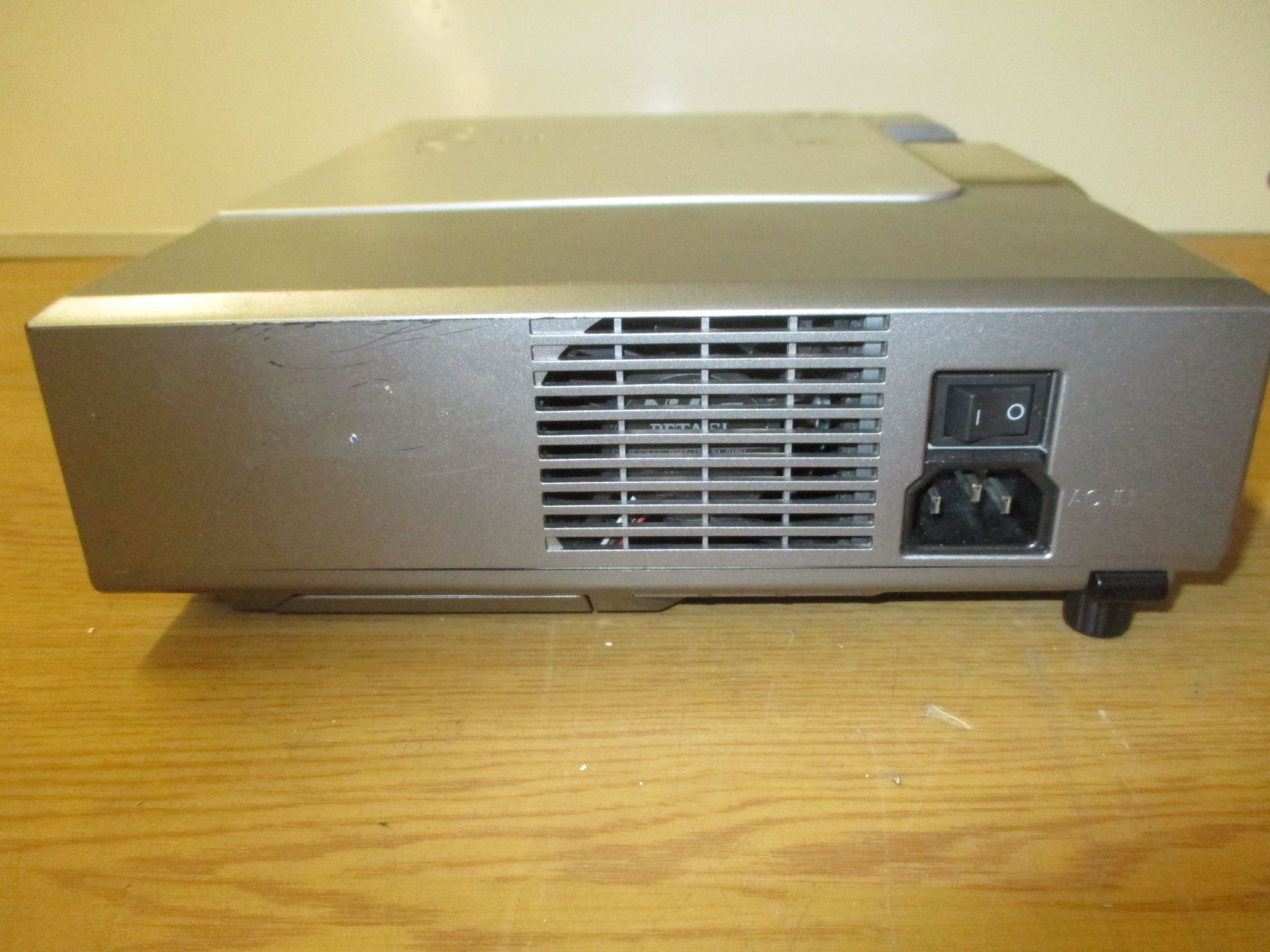 HITACHI CP-X345 MULTIMEDIA LCD PROJECTOR. SHOWING 437 LAMP HOURS - Bild 4 aus 4