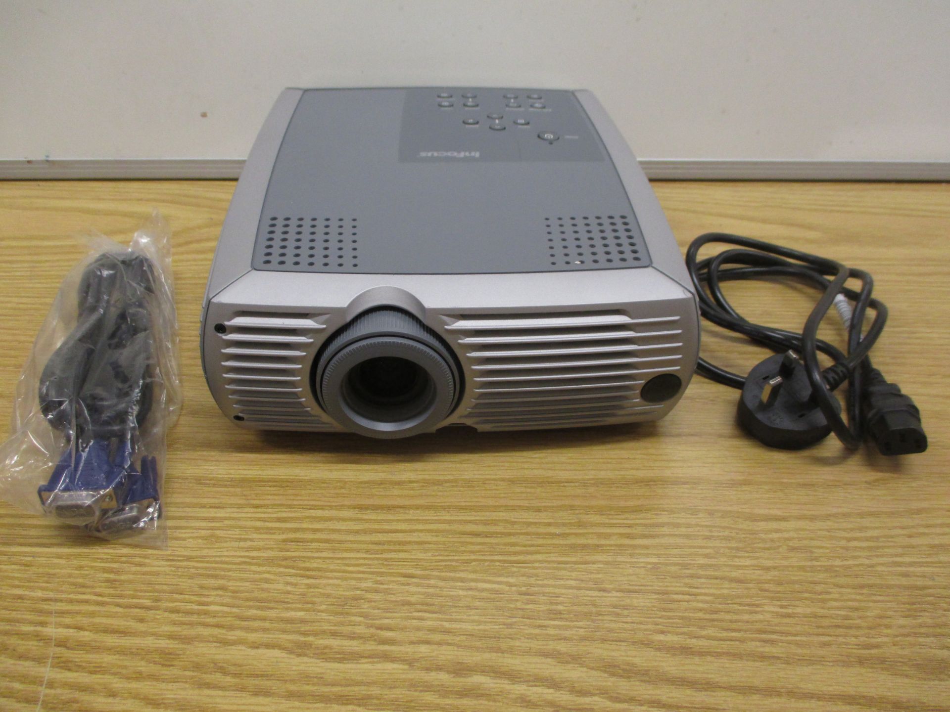 INFOCUS LP240 PROJECTOR WITH CARRYCASE, VGA & POWER CABLES