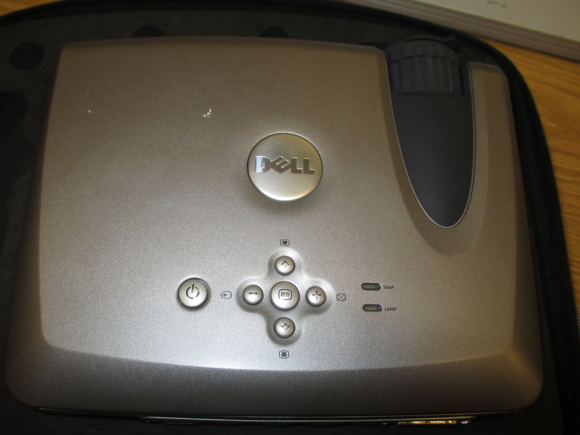 Dell 3200MP PROJECTOR SHOWING 694 LAMP HOURS. IN ORIGINAL FITTED CASE WITH REMOTE CONTROL, VGA & - Bild 2 aus 3