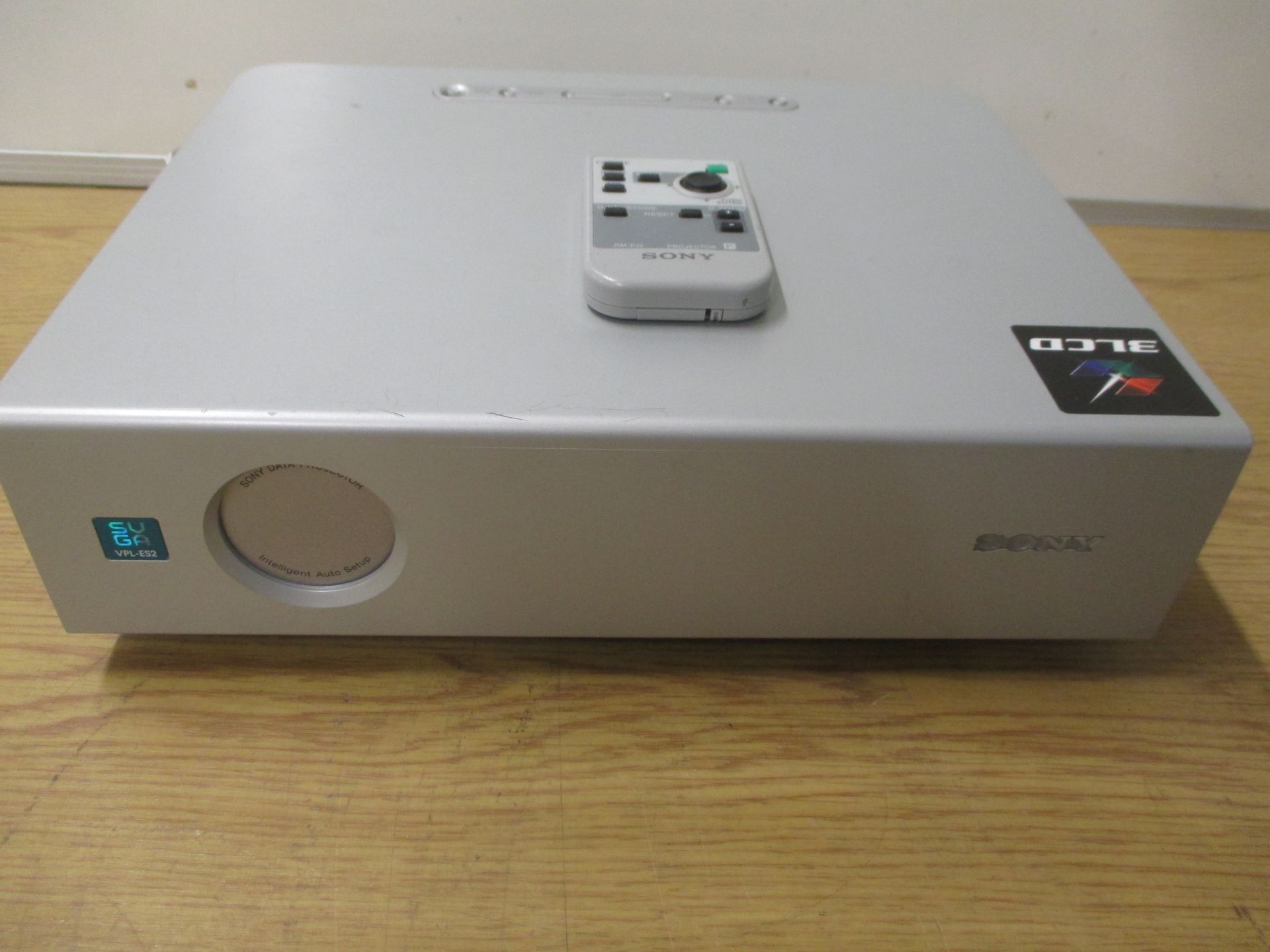 SONY 3LCD VPL-ES2 PROJECTOR WITH REMOTE CONTROL. SHOWING 1001 LAMP HOURS