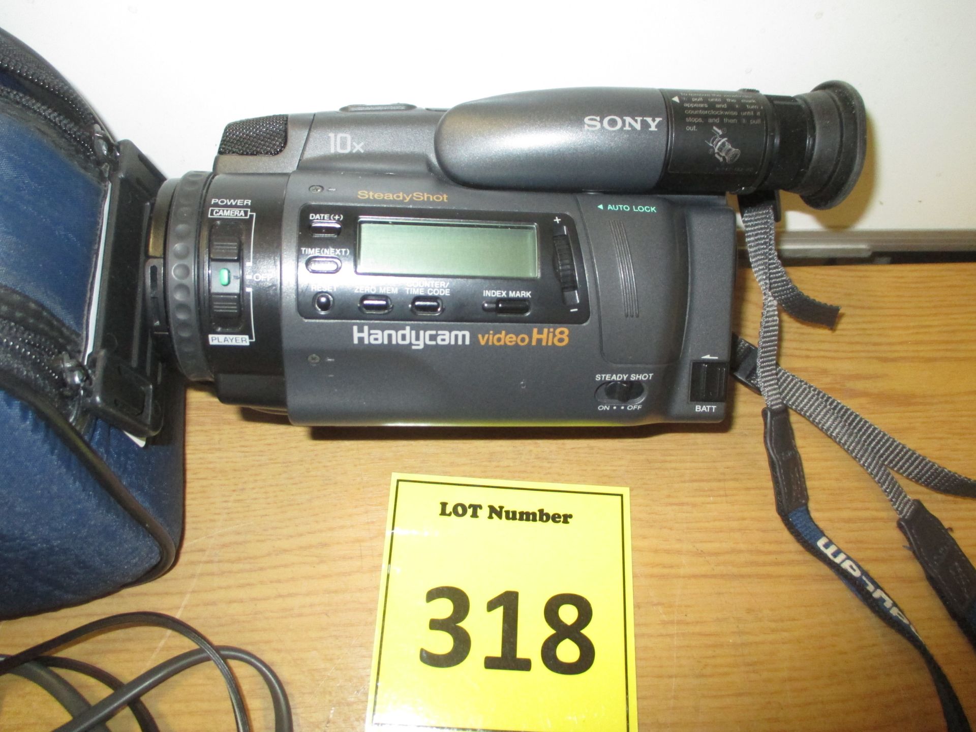 SONY HANDYCAM VIDEO HI8 MODEL MODEL CCD-TR2000E. COMPLETE WITH CHARGER, BATTERY REMOTE CONTROL & - Image 2 of 4