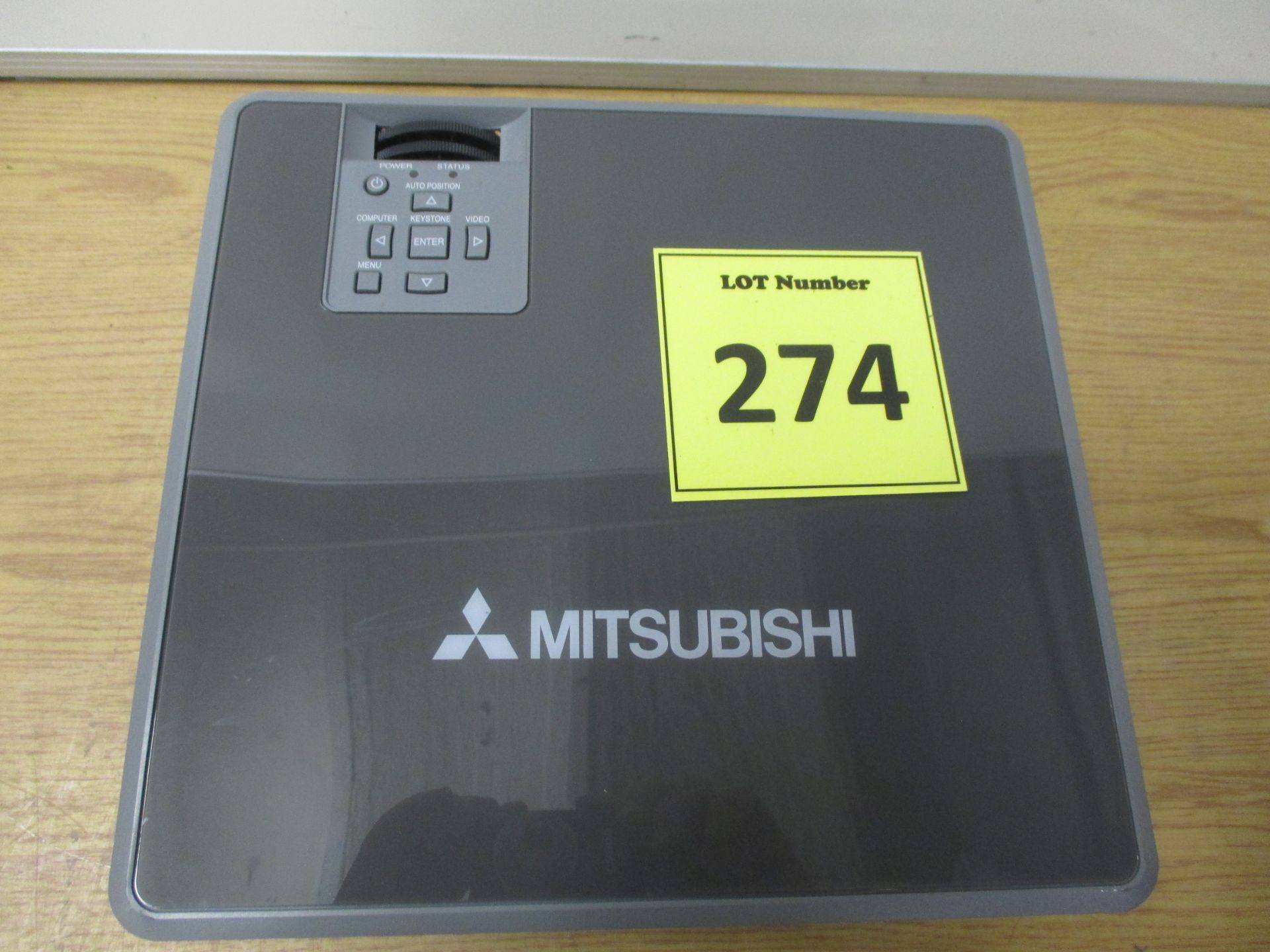 MITSUBISHI XL6U PROJECTOR - Image 2 of 3