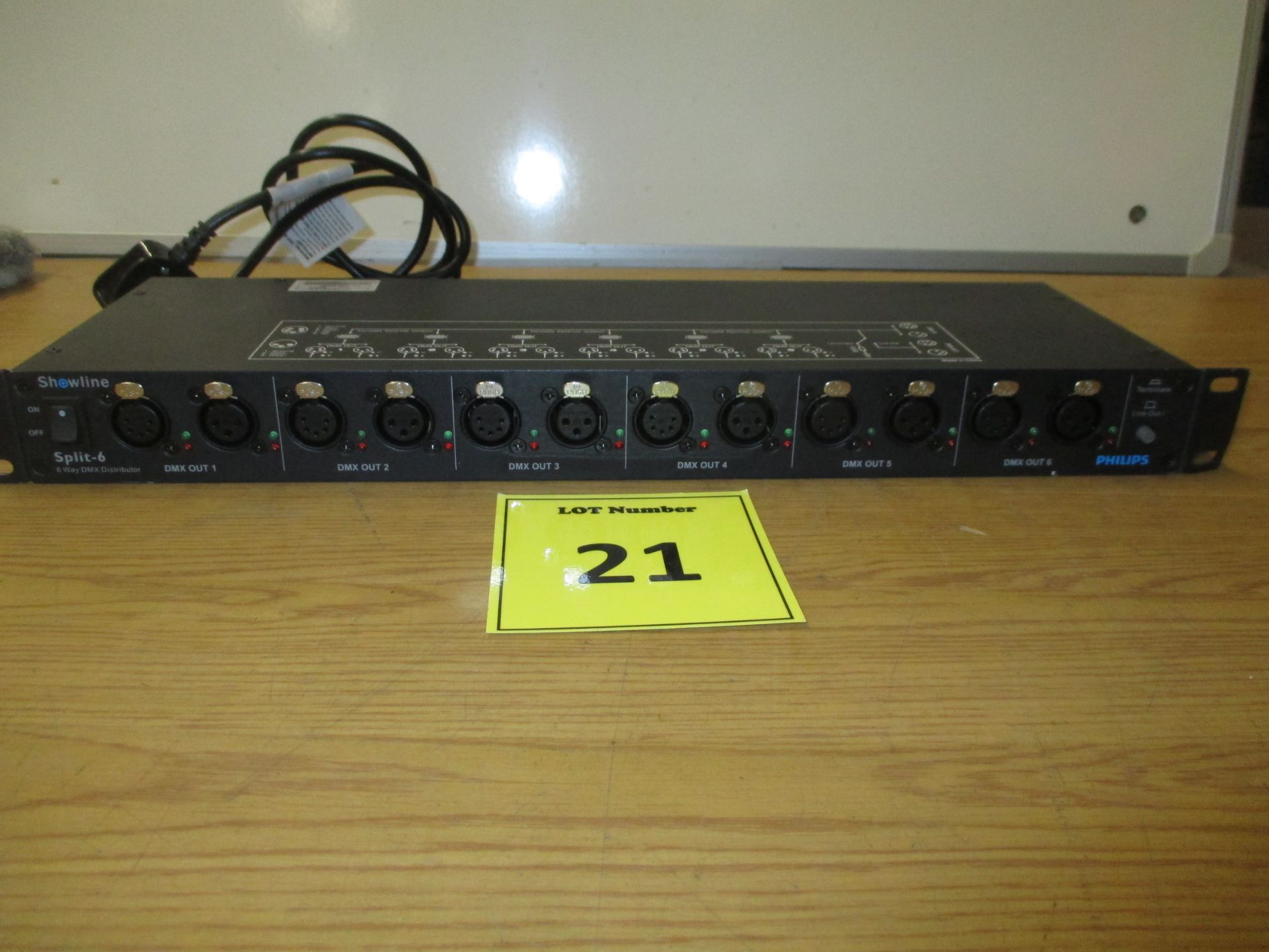 PHILIPS SHOWLINE SPLIT 6. 6 WAY DMX DISTRIBUTOR. RACK MOUNTABLE.