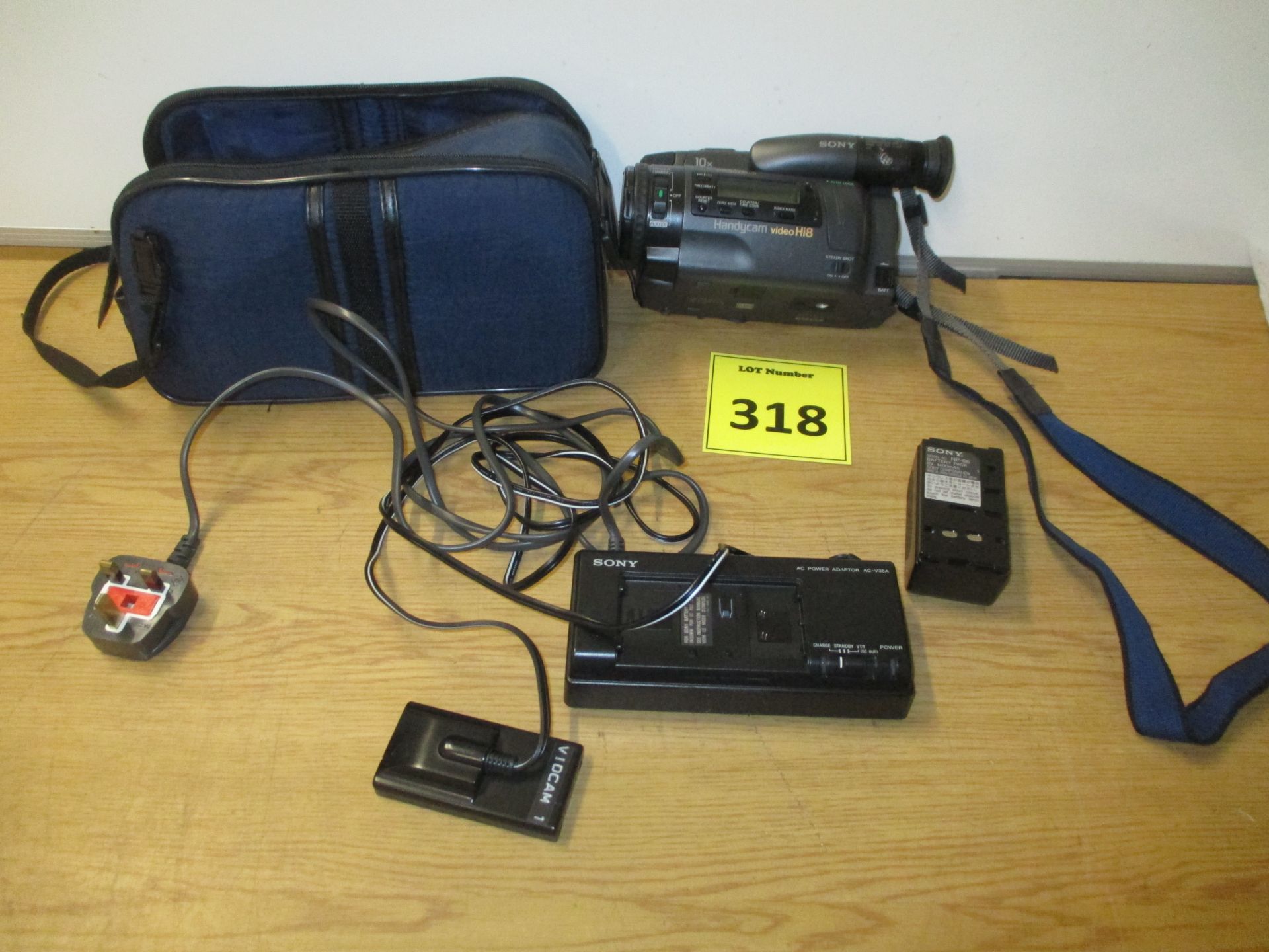 SONY HANDYCAM VIDEO HI8 MODEL MODEL CCD-TR2000E. COMPLETE WITH CHARGER, BATTERY REMOTE CONTROL &