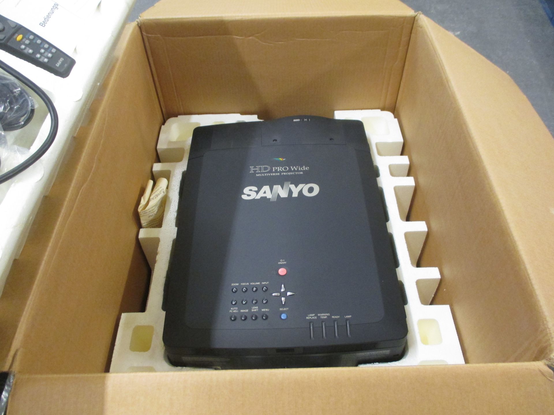 SANYO PRO WIDE MULTIVERSE PROJECTOR. MODEL PLV-WF10. BOXED WITH REMOTE, INSTRUCTIONS & CABLES. - Image 6 of 7