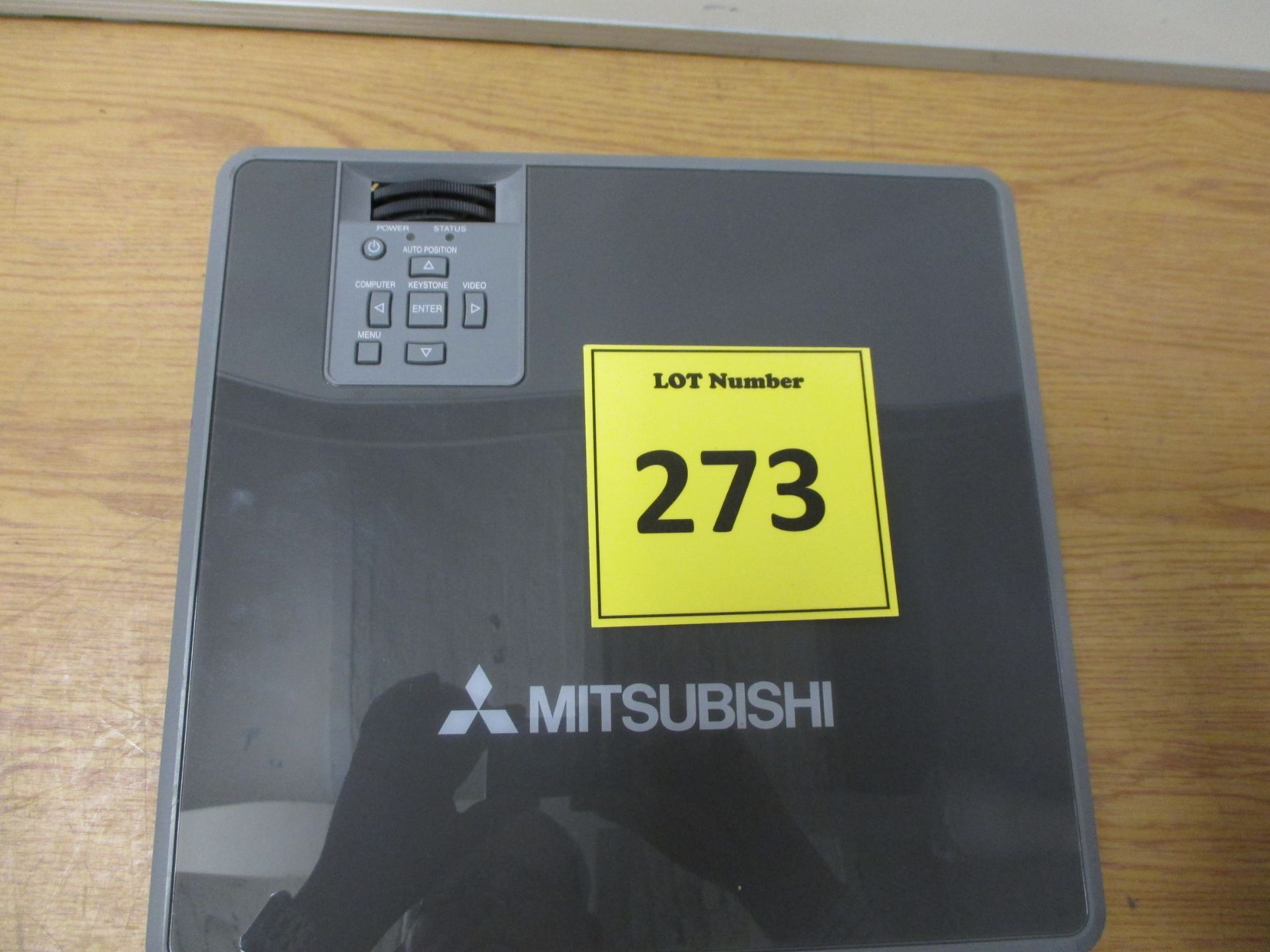 MITSUBISHI XL6U PROJECTOR - Image 2 of 3