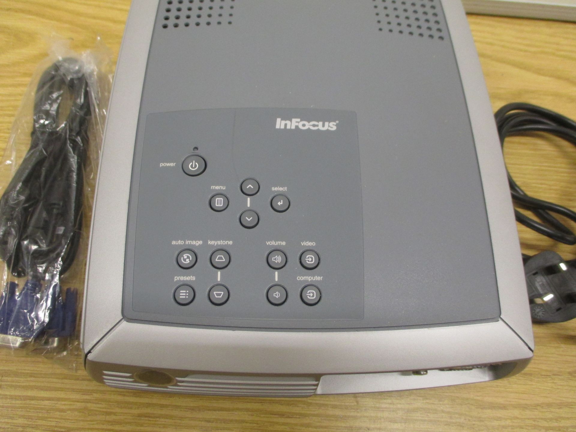 INFOCUS LP240 PROJECTOR WITH CARRYCASE, VGA & POWER CABLES - Image 2 of 3