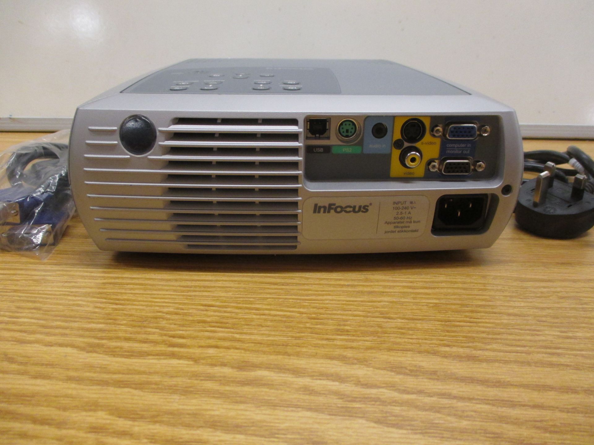 INFOCUS LP240 PROJECTOR WITH CARRYCASE, VGA & POWER CABLES - Image 3 of 3