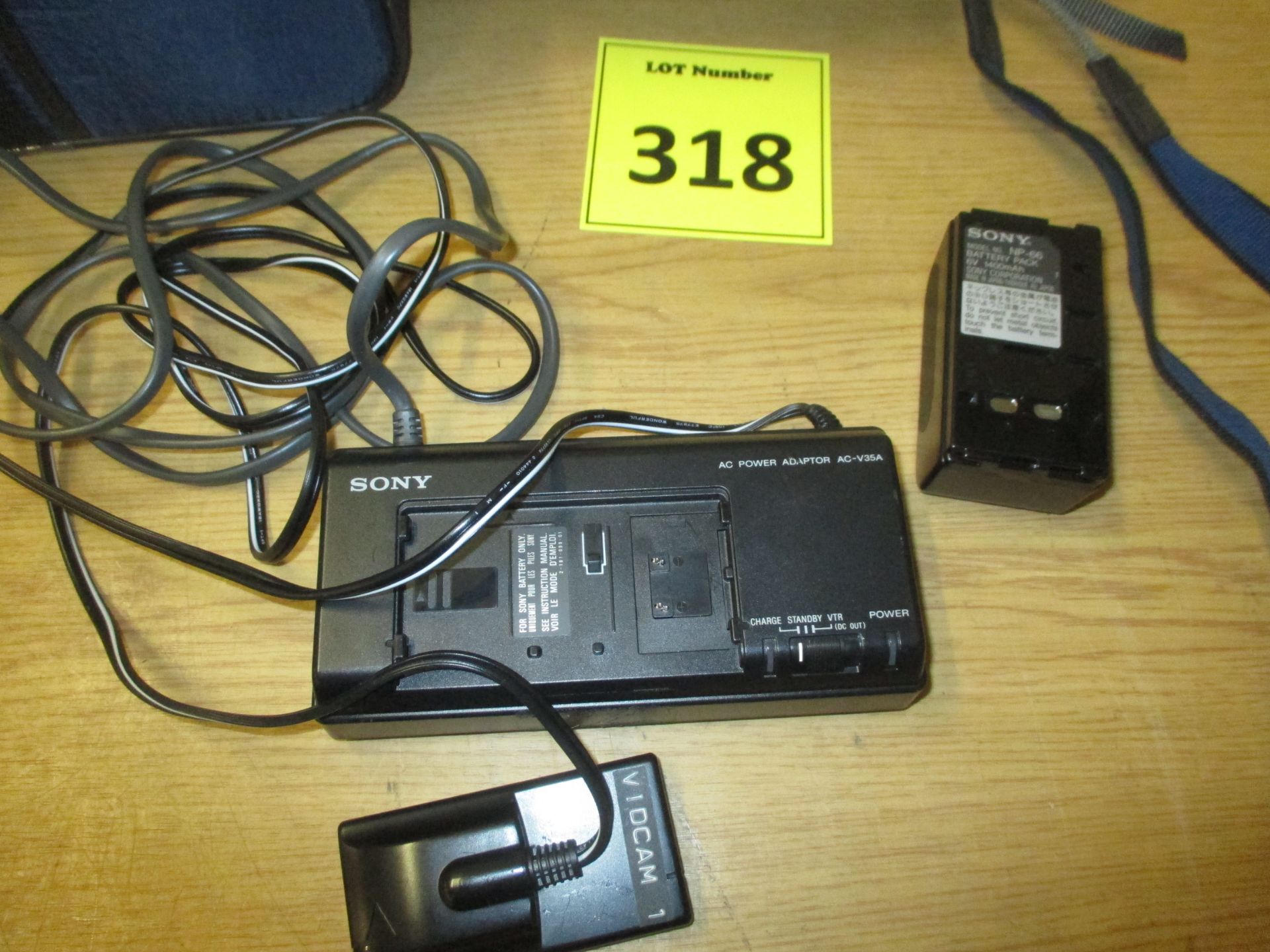 SONY HANDYCAM VIDEO HI8 MODEL MODEL CCD-TR2000E. COMPLETE WITH CHARGER, BATTERY REMOTE CONTROL & - Image 3 of 4