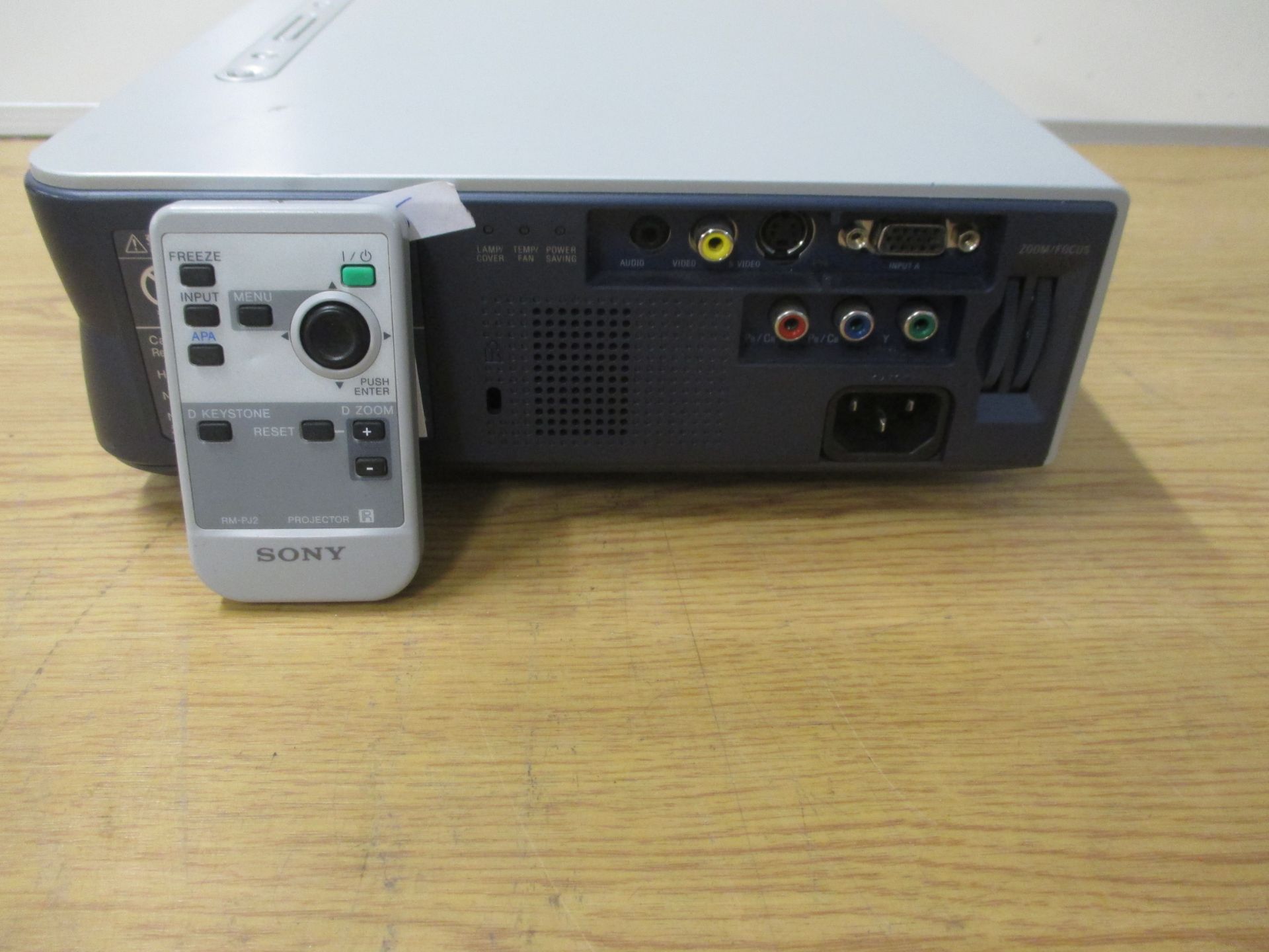 SONY 3LCD VPL-ES2 PROJECTOR WITH REMOTE CONTROL. SHOWING 1001 LAMP HOURS - Image 2 of 2
