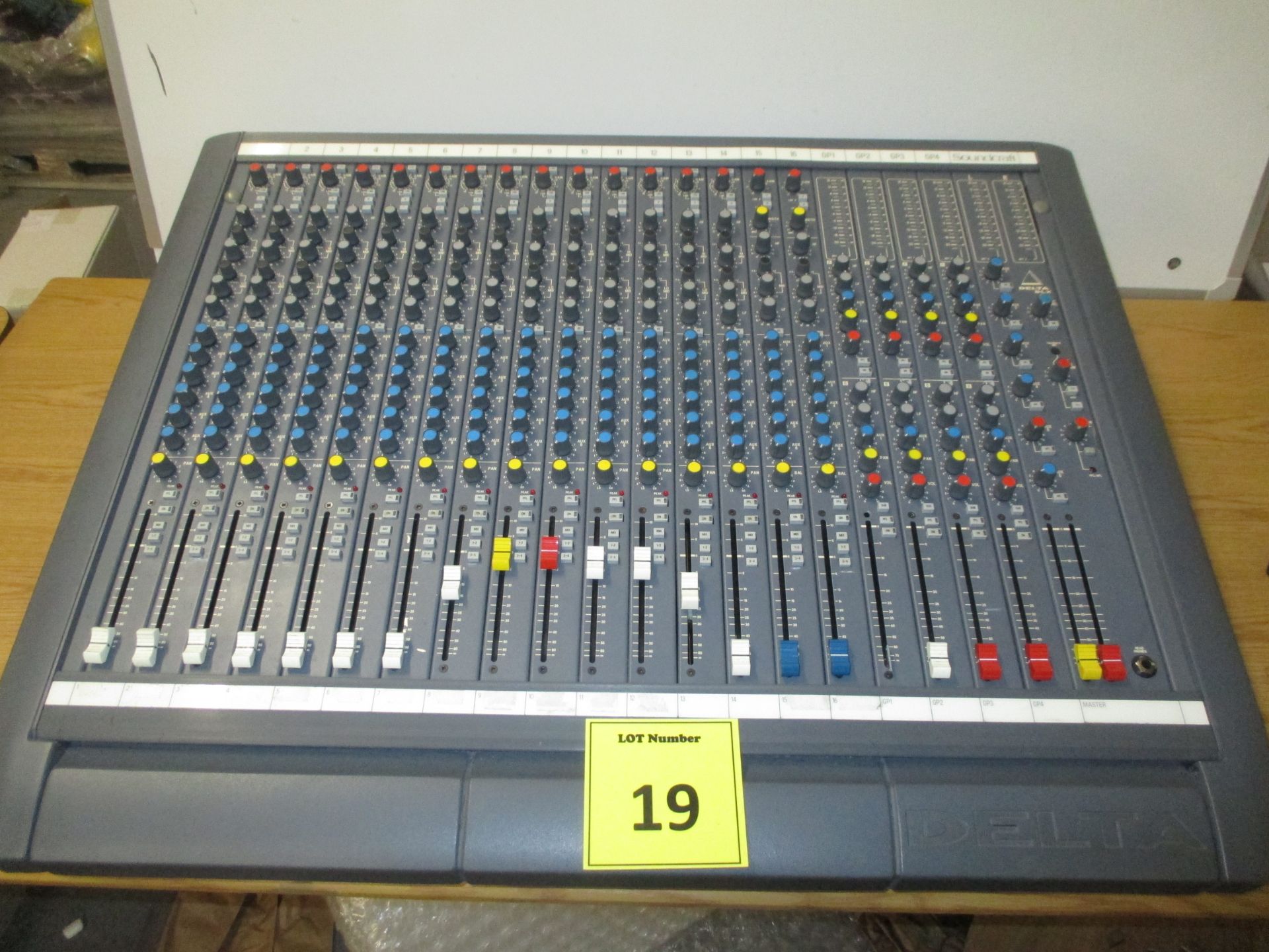 SOUNDCRAFT DELTA D/DL X16 MIXING DESK