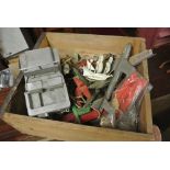 COLLECTABLES - A box of assorted vintage model aer