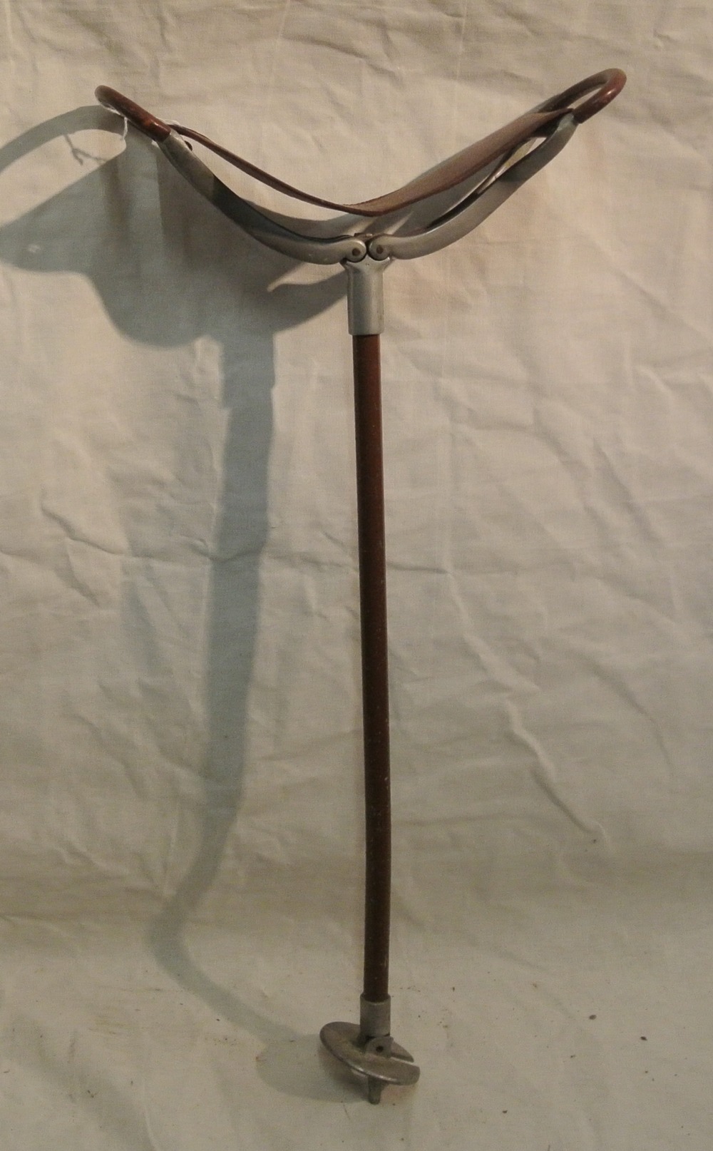 COLLECTABLES - A shooting stick, measuring 86cm lo