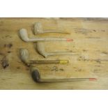 COLLECTABLES - A collection of 5 antique clay pipe