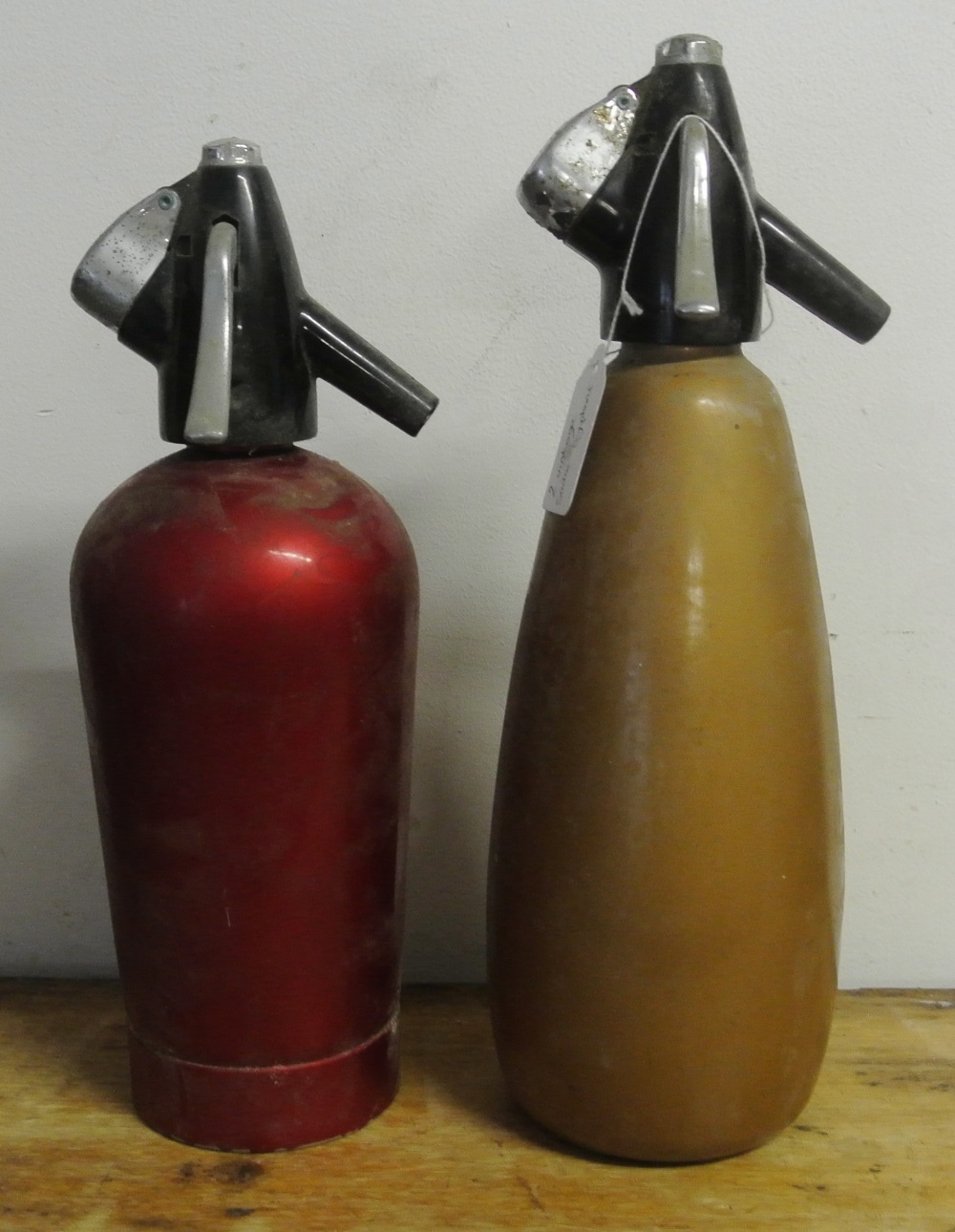 COLLECTABLES - A collection of 2 vintage soda syph