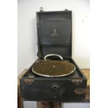 COLLECTABLES - A vintage/ antique portable gramoph