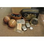 COLLECTABLES - A collection of vintage items to in