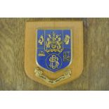 COLLECTABLES - A decorative plaque with heraldic c