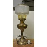 COLLECTABLES - A vintage/ antique oil lamp with gl