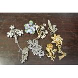 JEWELLERY - A collection of 9 vintage decorative c