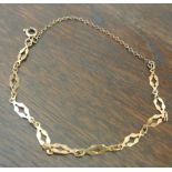 GOLD/ JEWELLERY - A 9ct gold bracelet/ chain, with