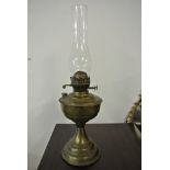 COLLECTABLES - A vintage/ antique oil lamp with gl