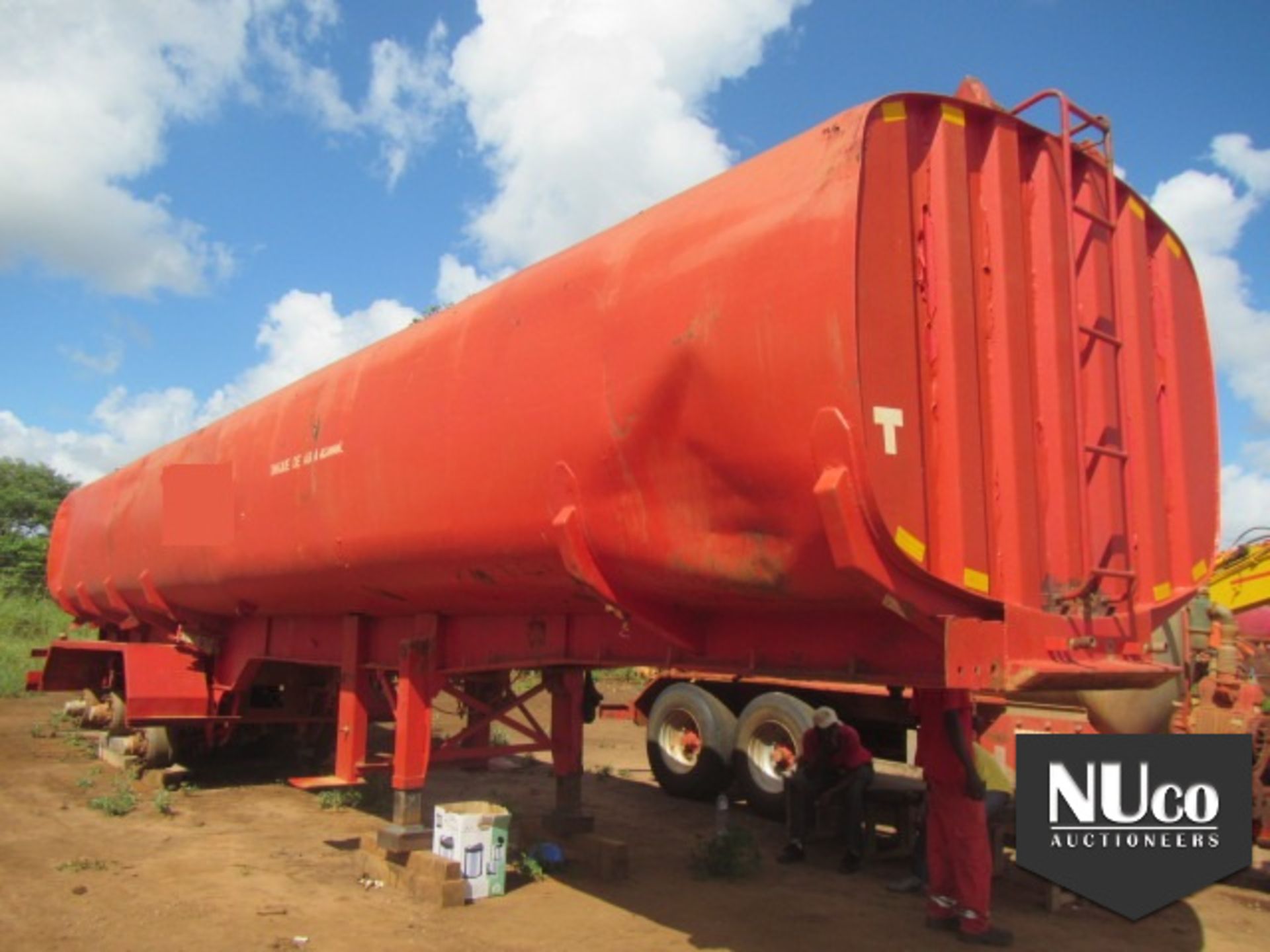 TRI AXLE TANKER TRAILER