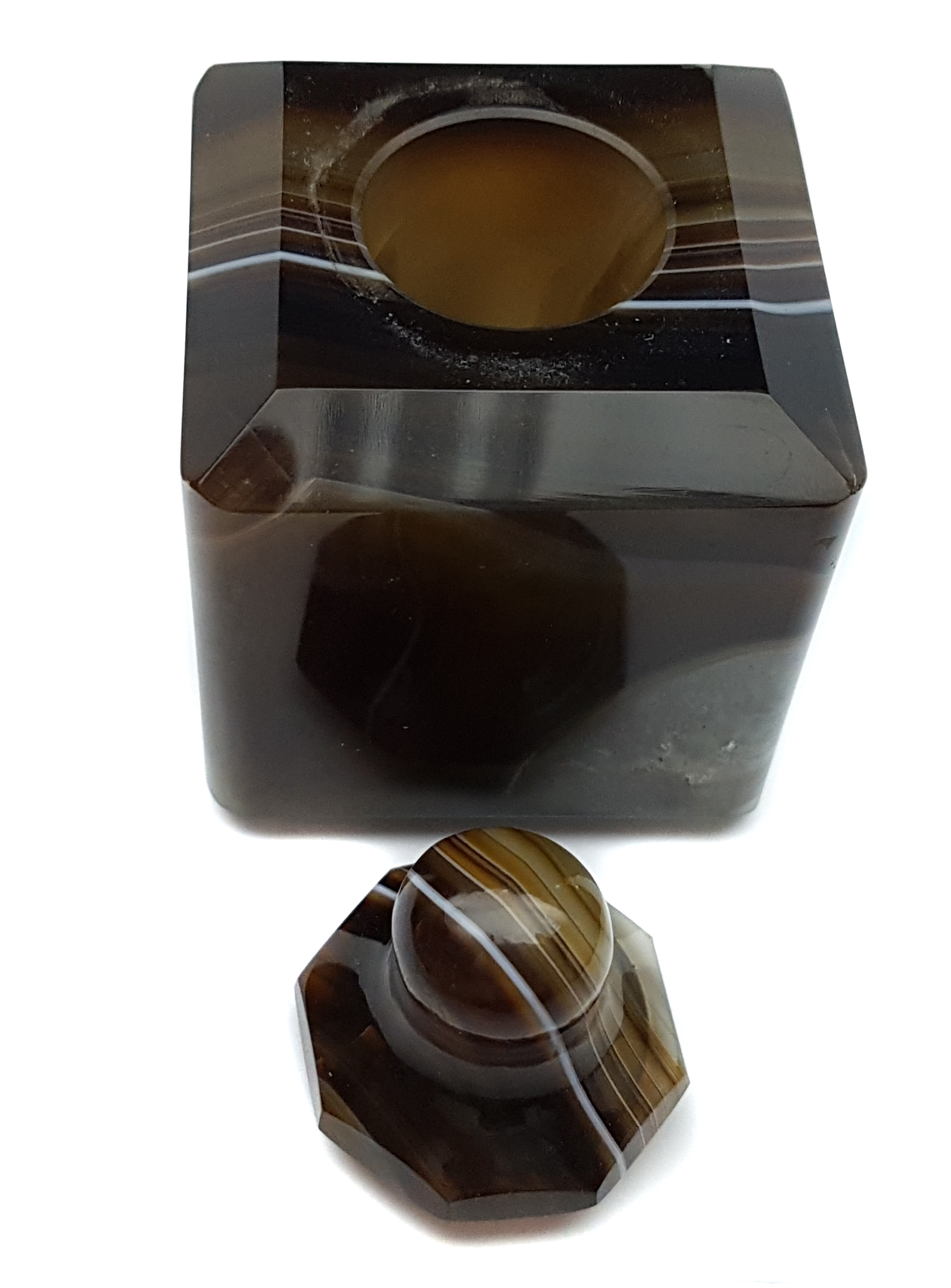 An Art Deco banded Agate Inkwell, facetted cube form with separate octagonal lift off cover 6.5cm - Image 4 of 5