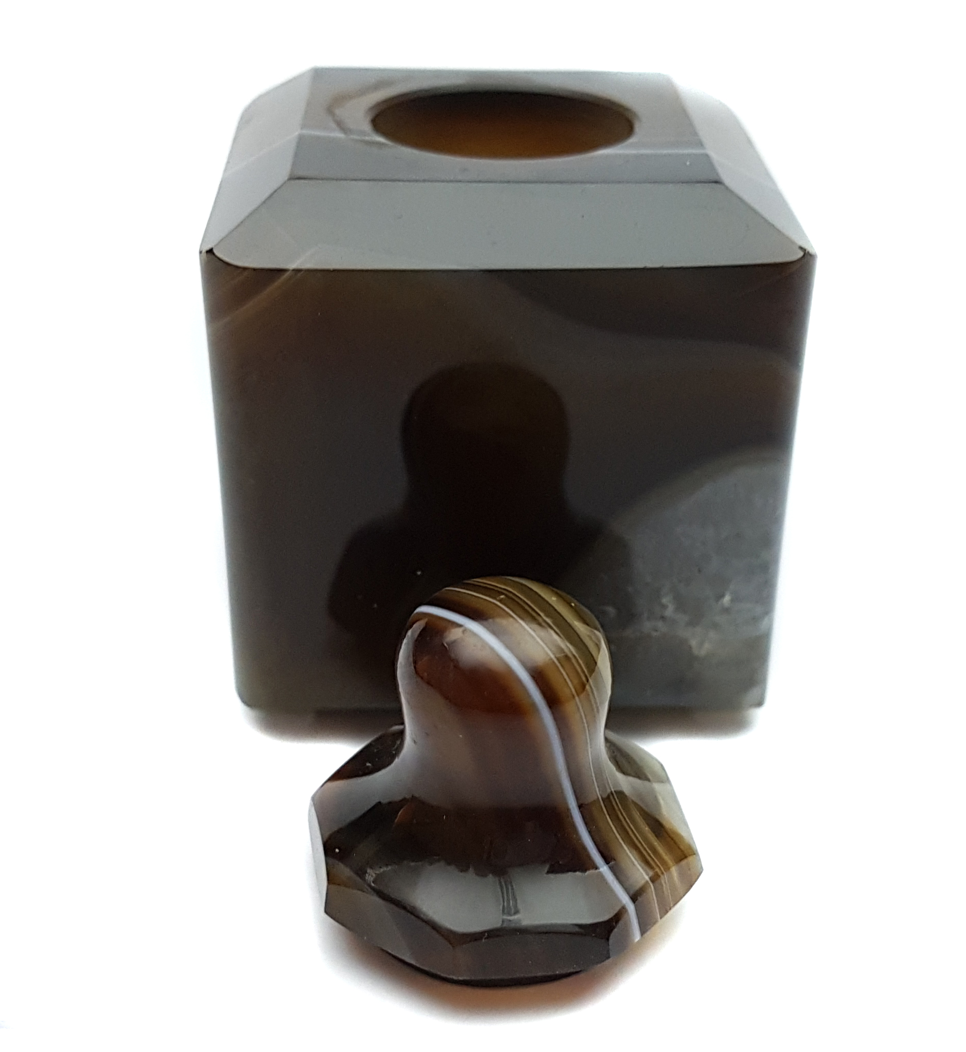 An Art Deco banded Agate Inkwell, facetted cube form with separate octagonal lift off cover 6.5cm - Image 3 of 5