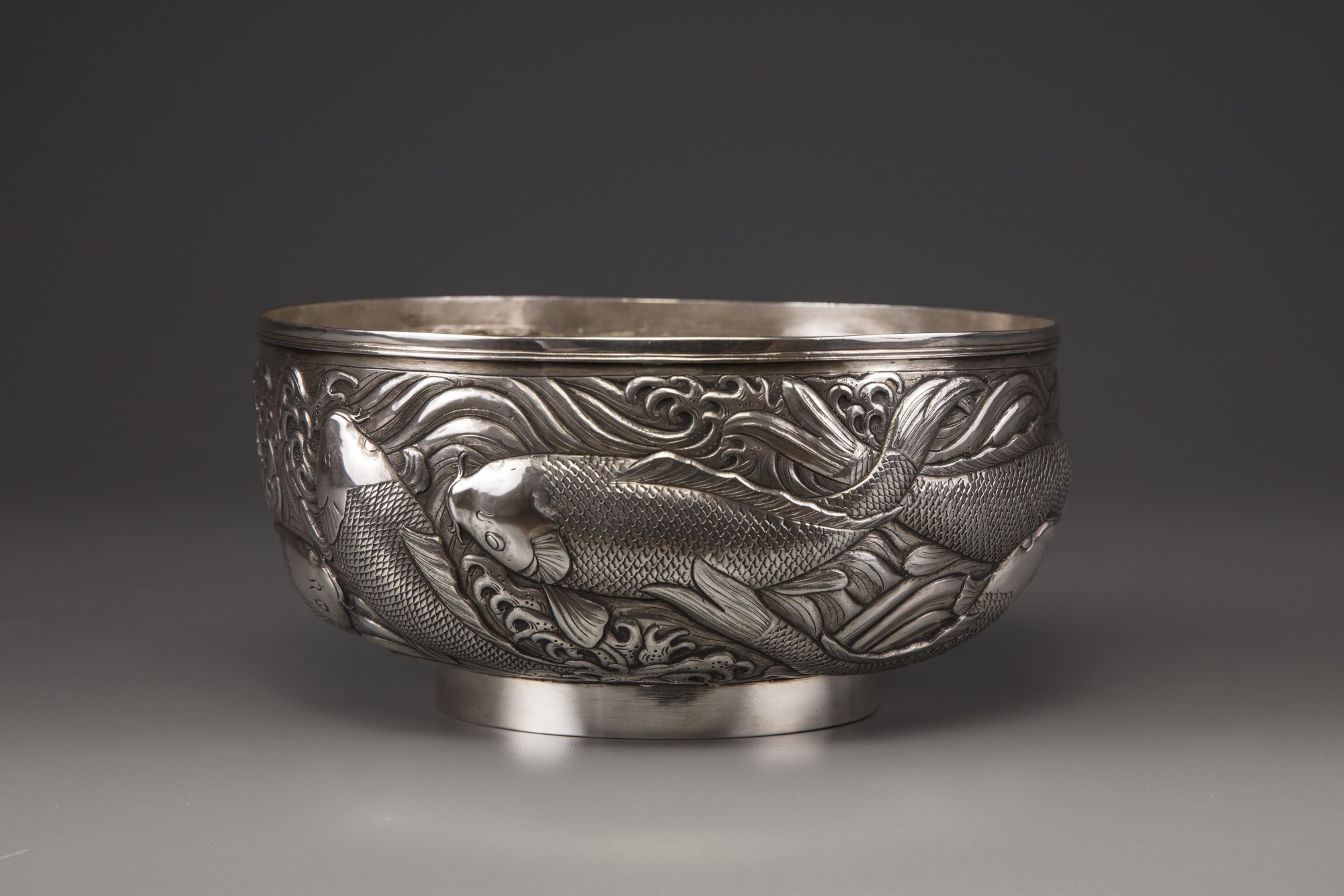 A silver 'carp' bowl, attributed to the Konoike workshop. - Image 2 of 6