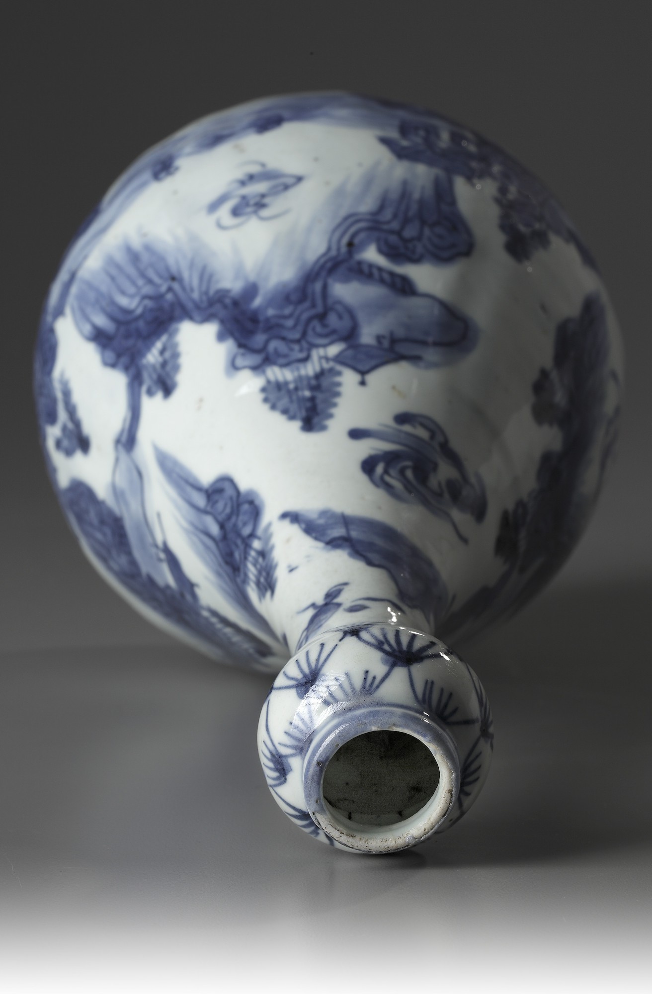 A blue and white garlic-head vase - Image 5 of 5
