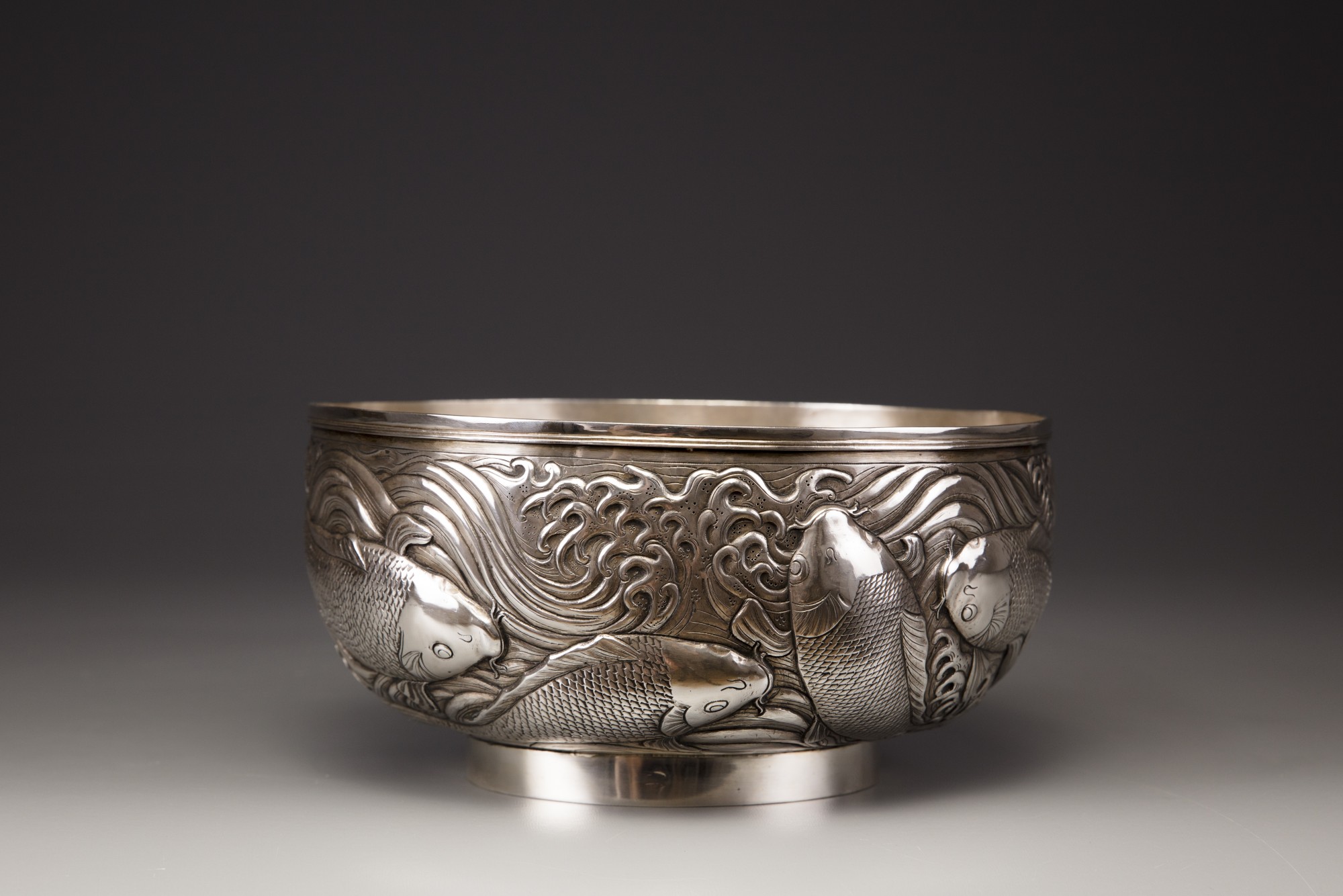 A silver 'carp' bowl, attributed to the Konoike workshop. - Image 3 of 6