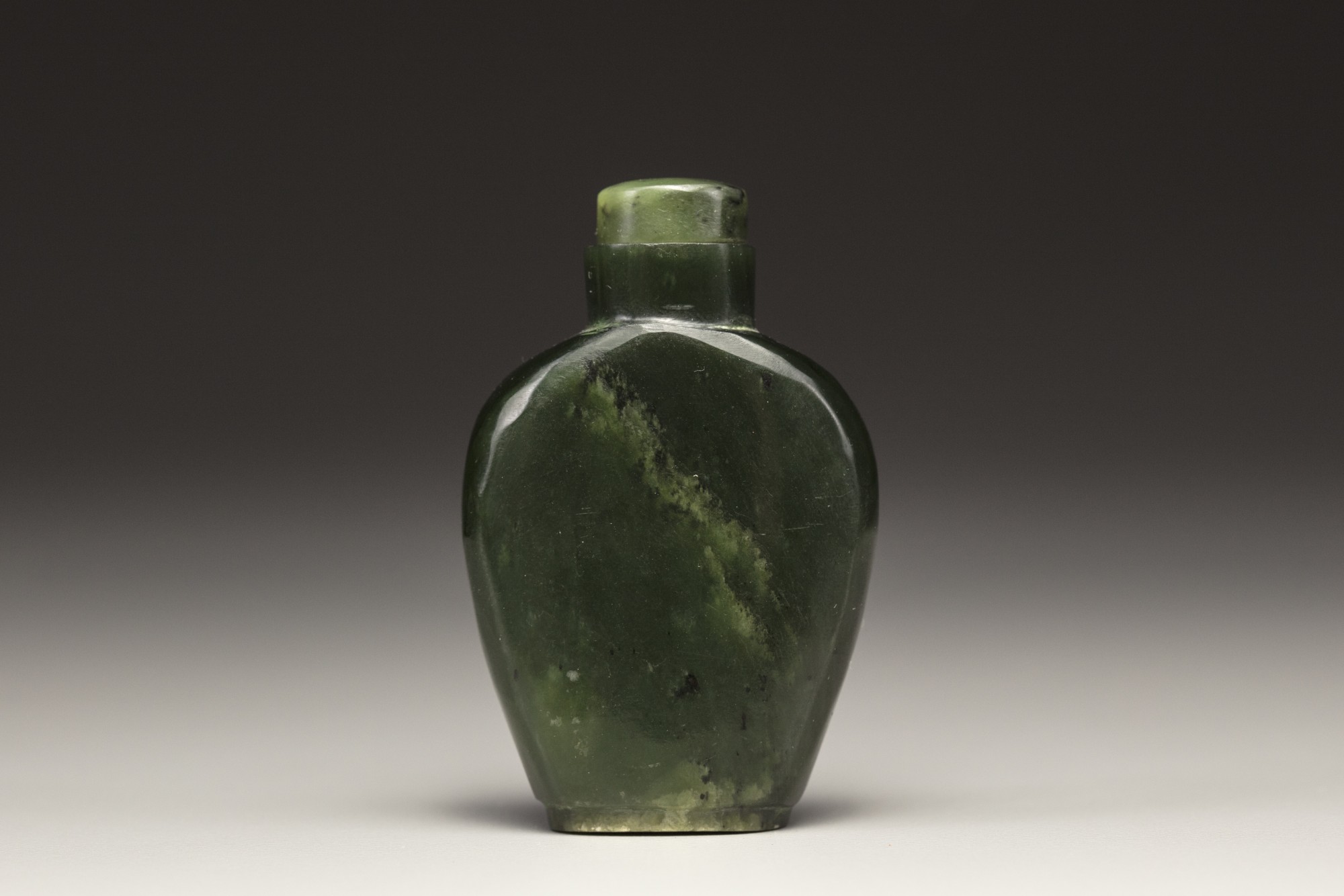 Four Chinese jade snuff bottles - Image 3 of 9