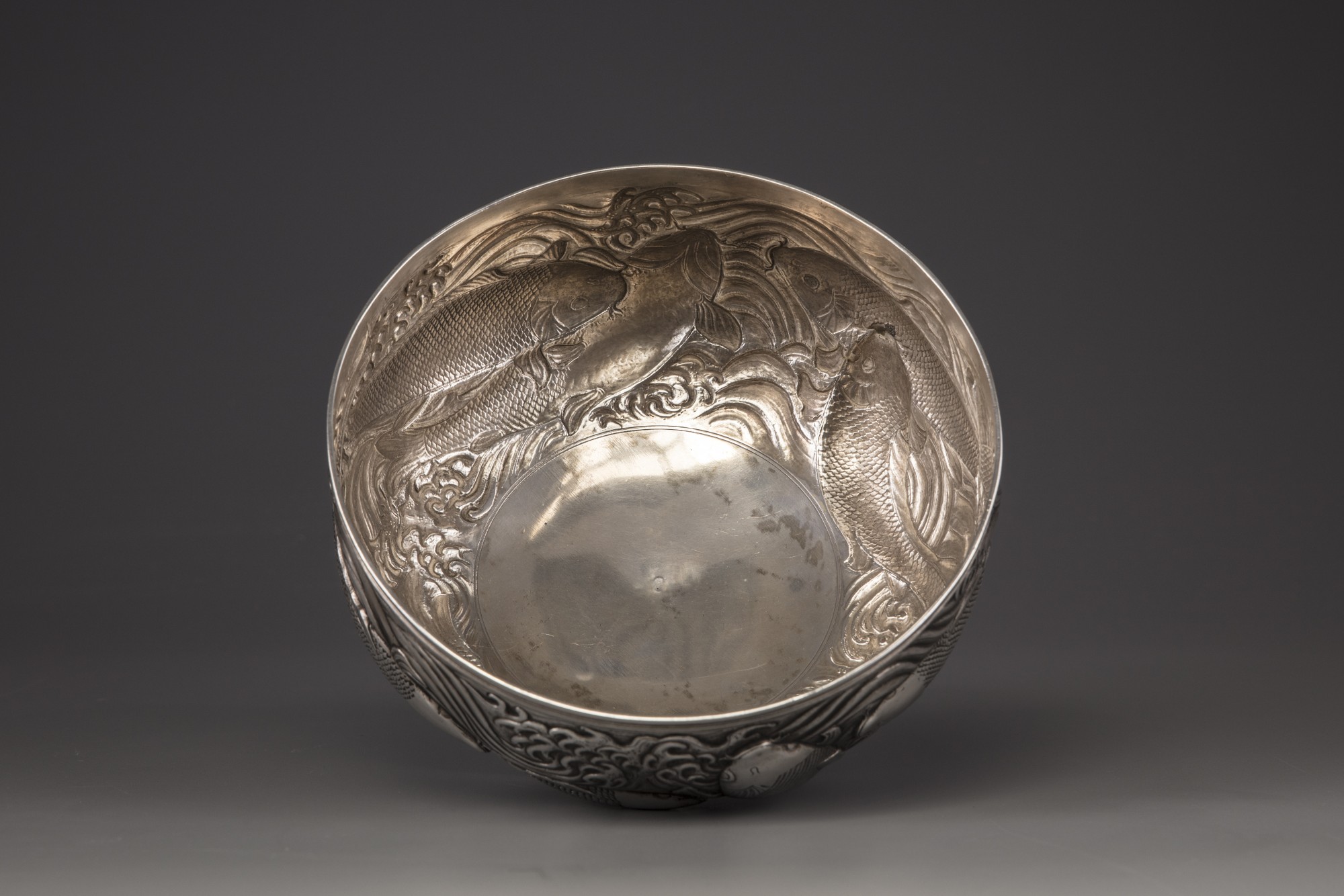 A silver 'carp' bowl, attributed to the Konoike workshop. - Image 5 of 6