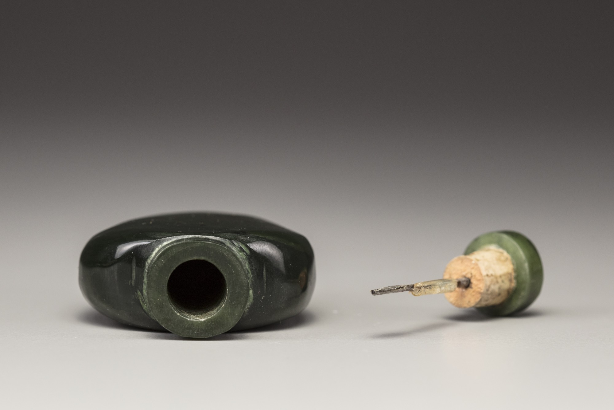 Four Chinese jade snuff bottles - Image 8 of 9