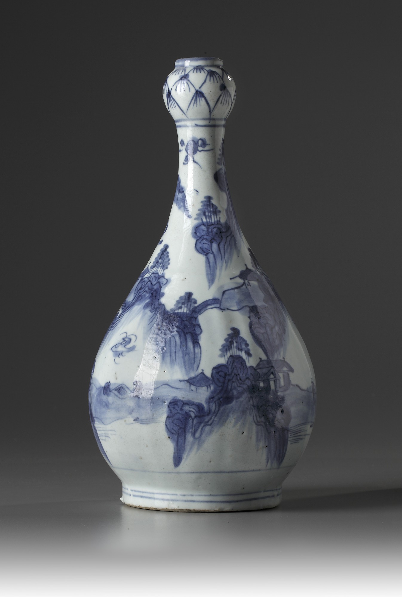 A blue and white garlic-head vase - Image 3 of 5