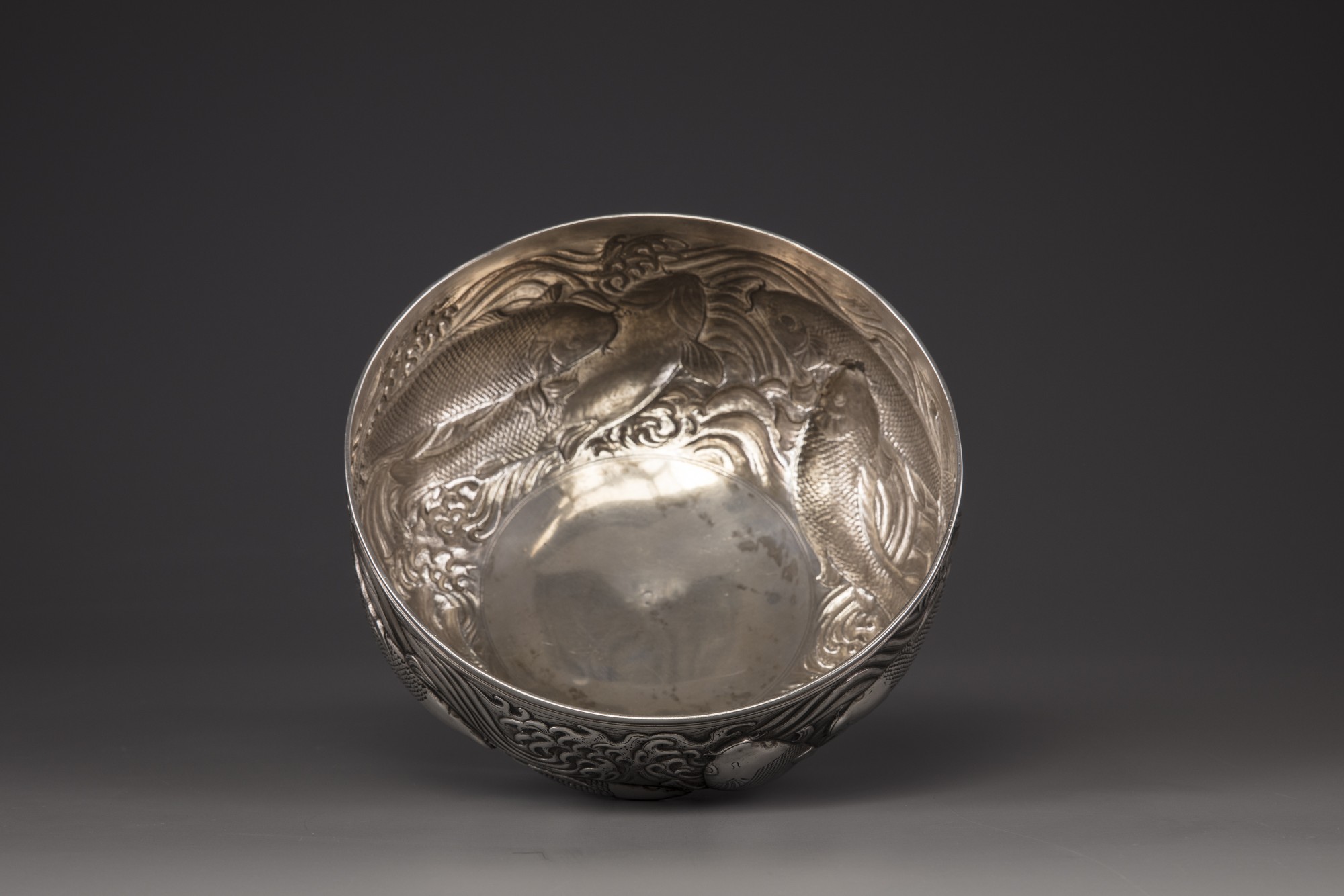 A silver 'carp' bowl, attributed to the Konoike workshop. - Image 6 of 6