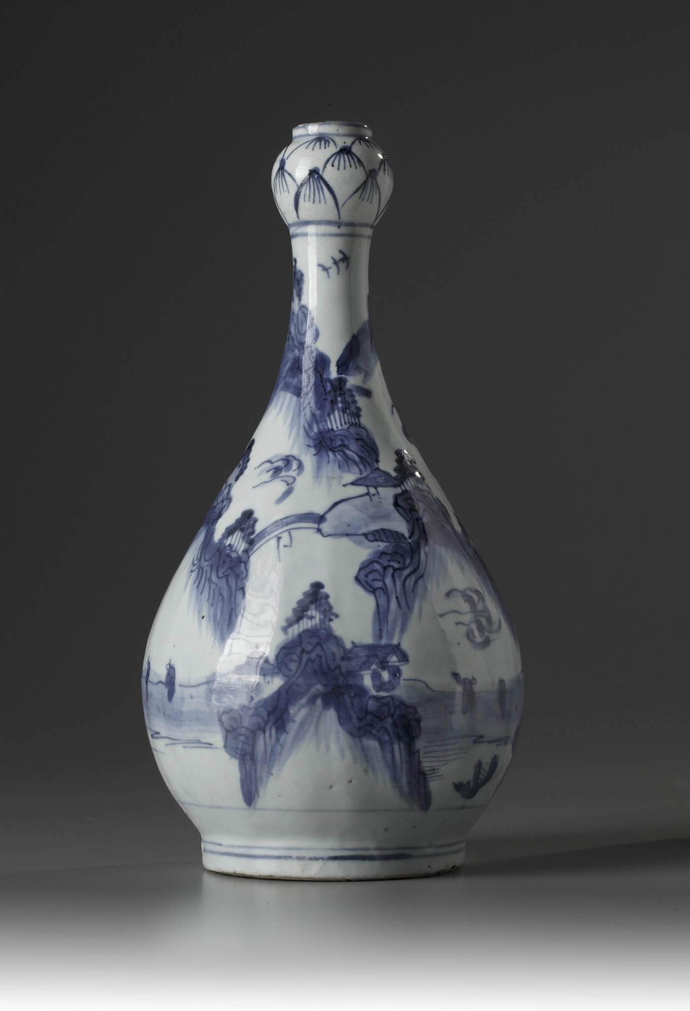 A blue and white garlic-head vase - Image 2 of 5