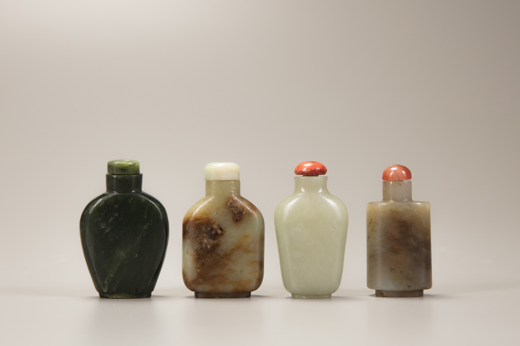 Four Chinese jade snuff bottles - Image 2 of 9
