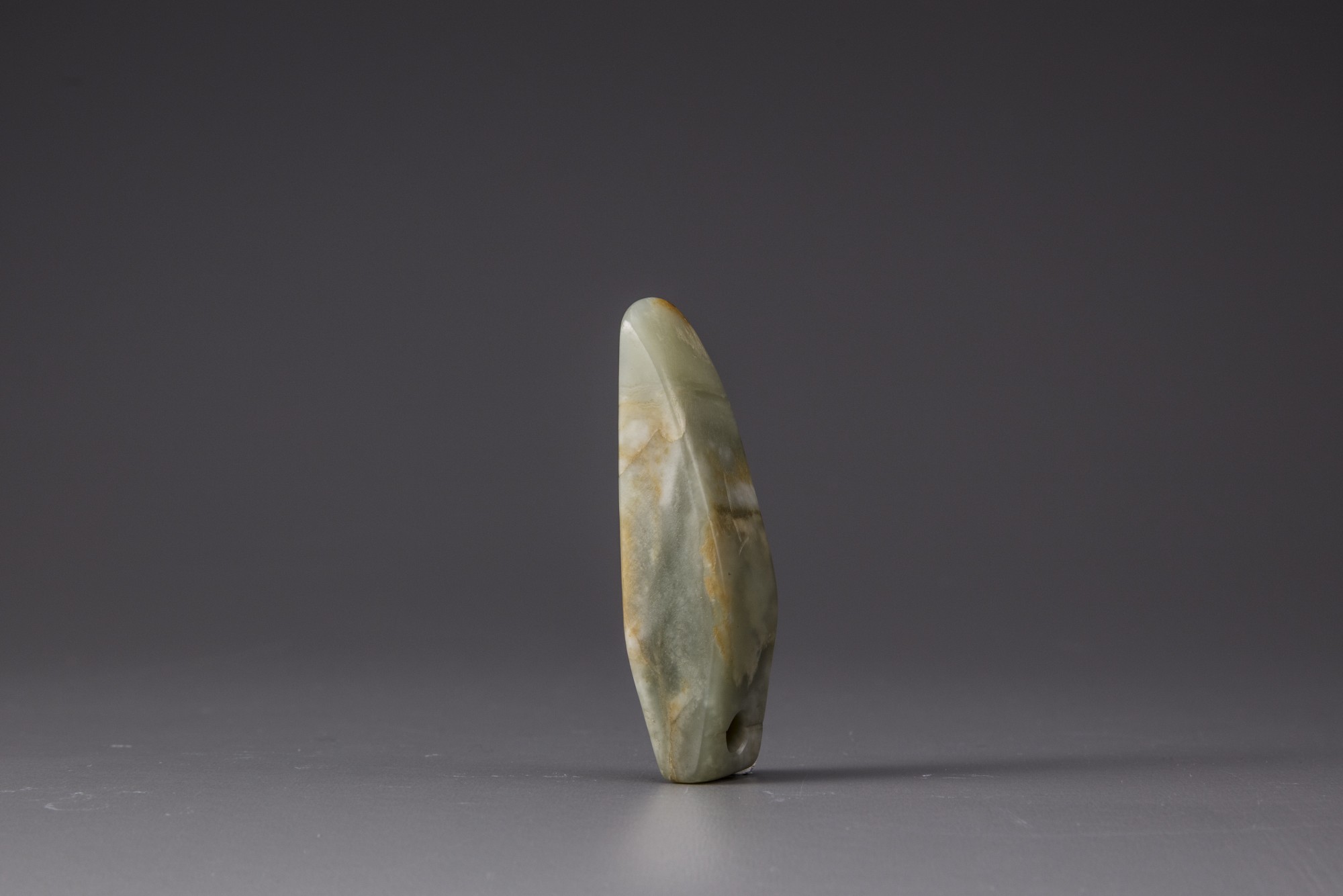 A celadon and russet jade hand tool - Image 2 of 3