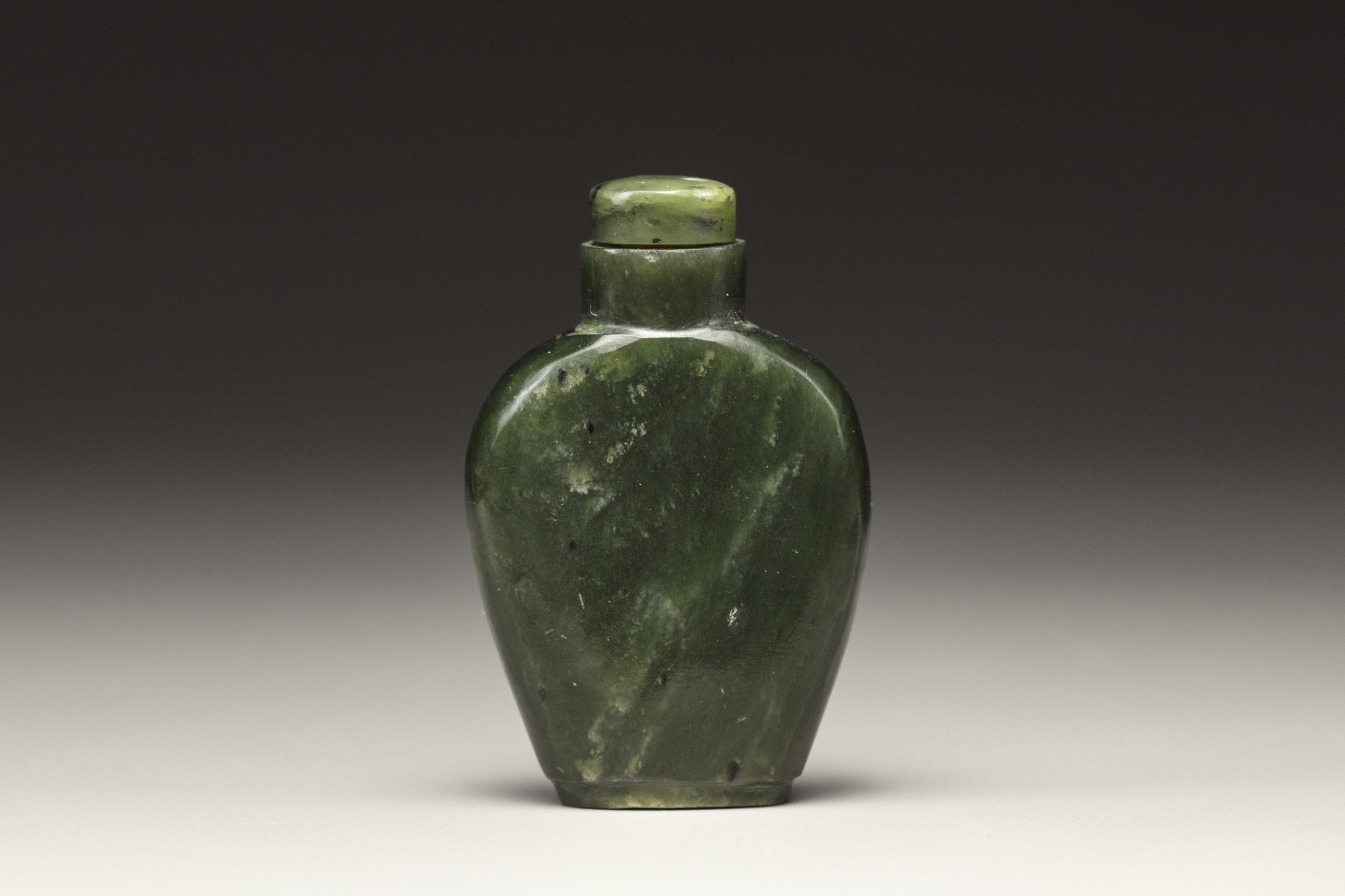 Four Chinese jade snuff bottles - Image 4 of 9