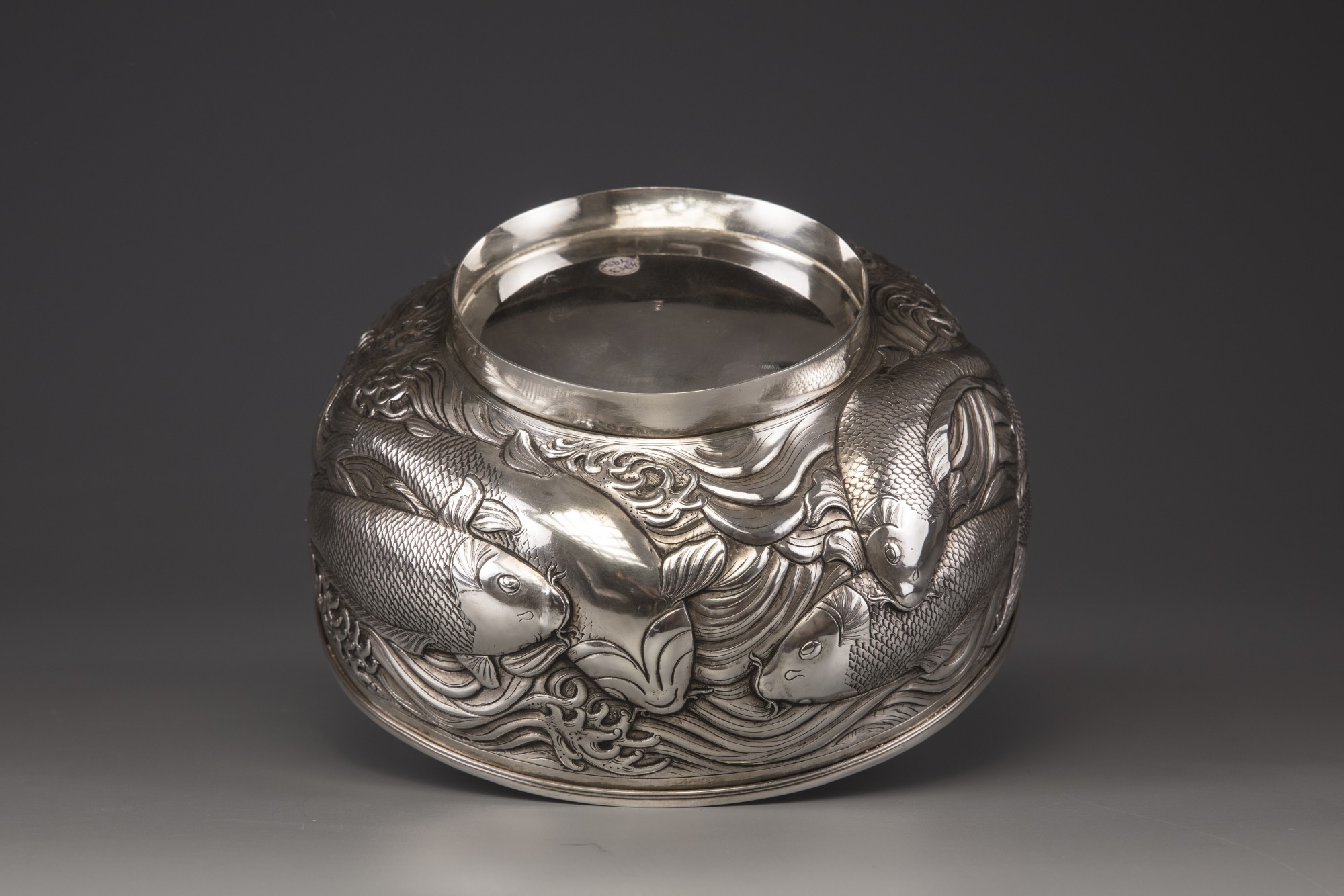 A silver 'carp' bowl, attributed to the Konoike workshop. - Image 4 of 6