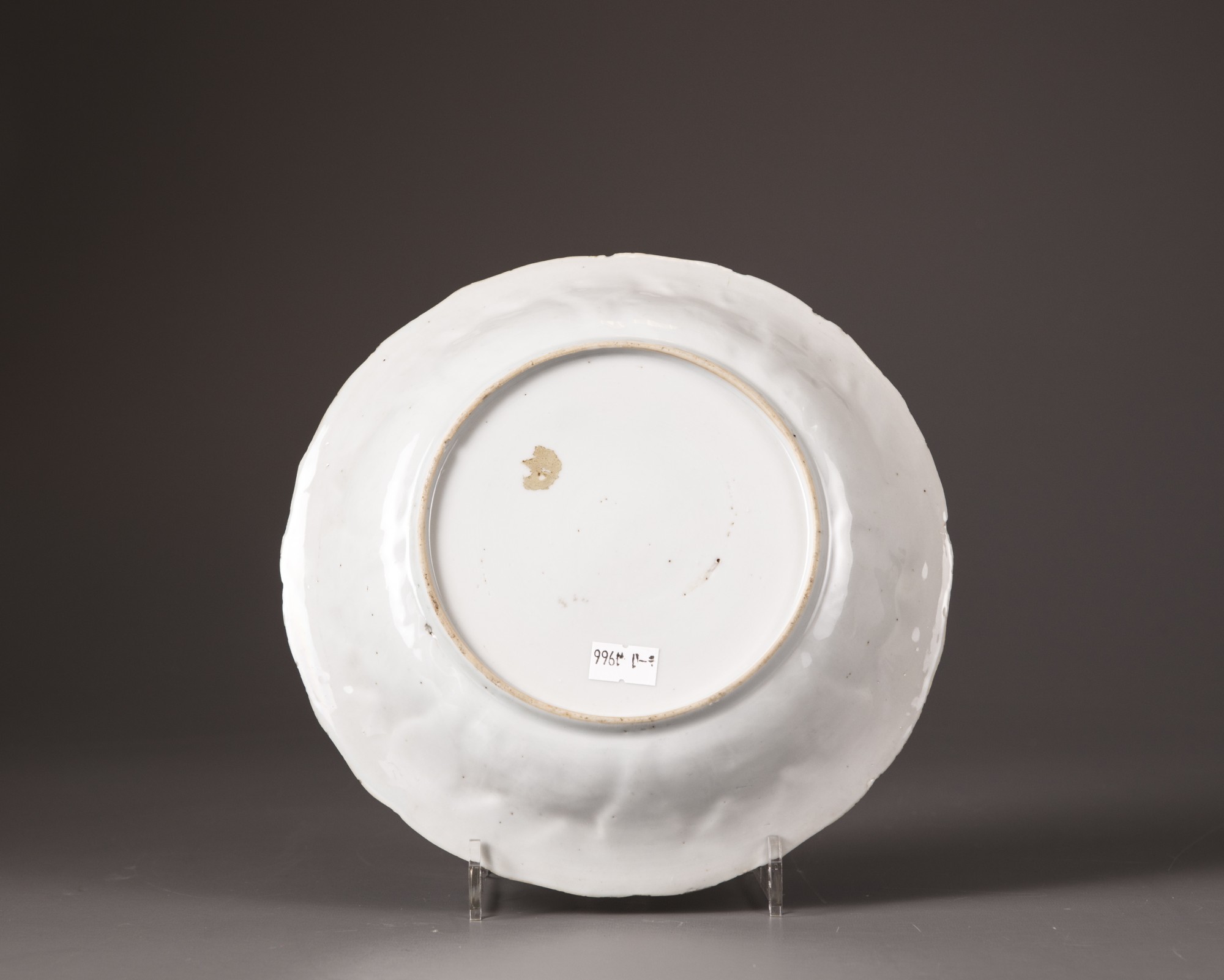 A Chinese imari moulded barbed-rim 'hunting' plate - Image 2 of 2