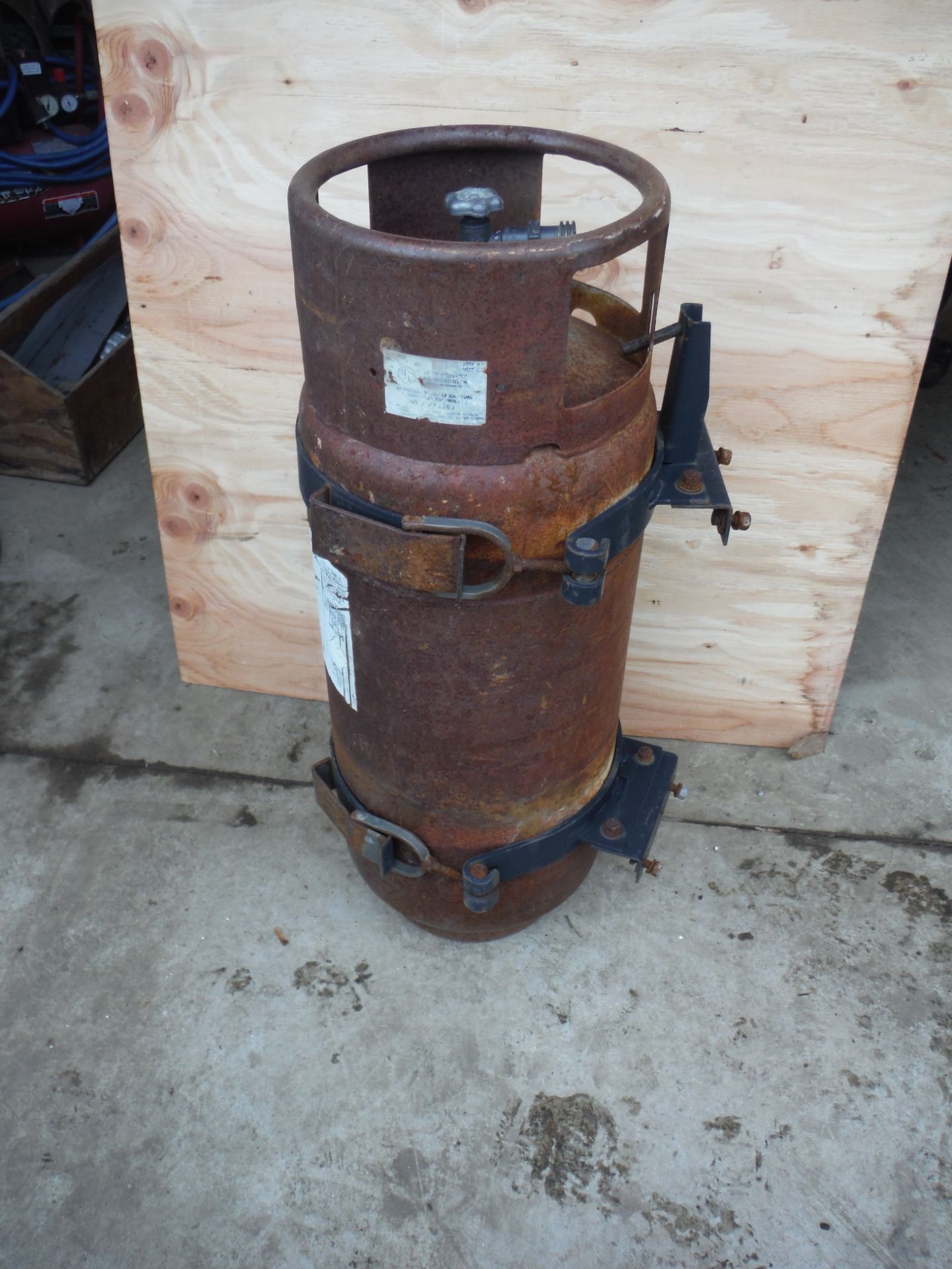 7.5 gallon propane tank w/ mounting plate and rings