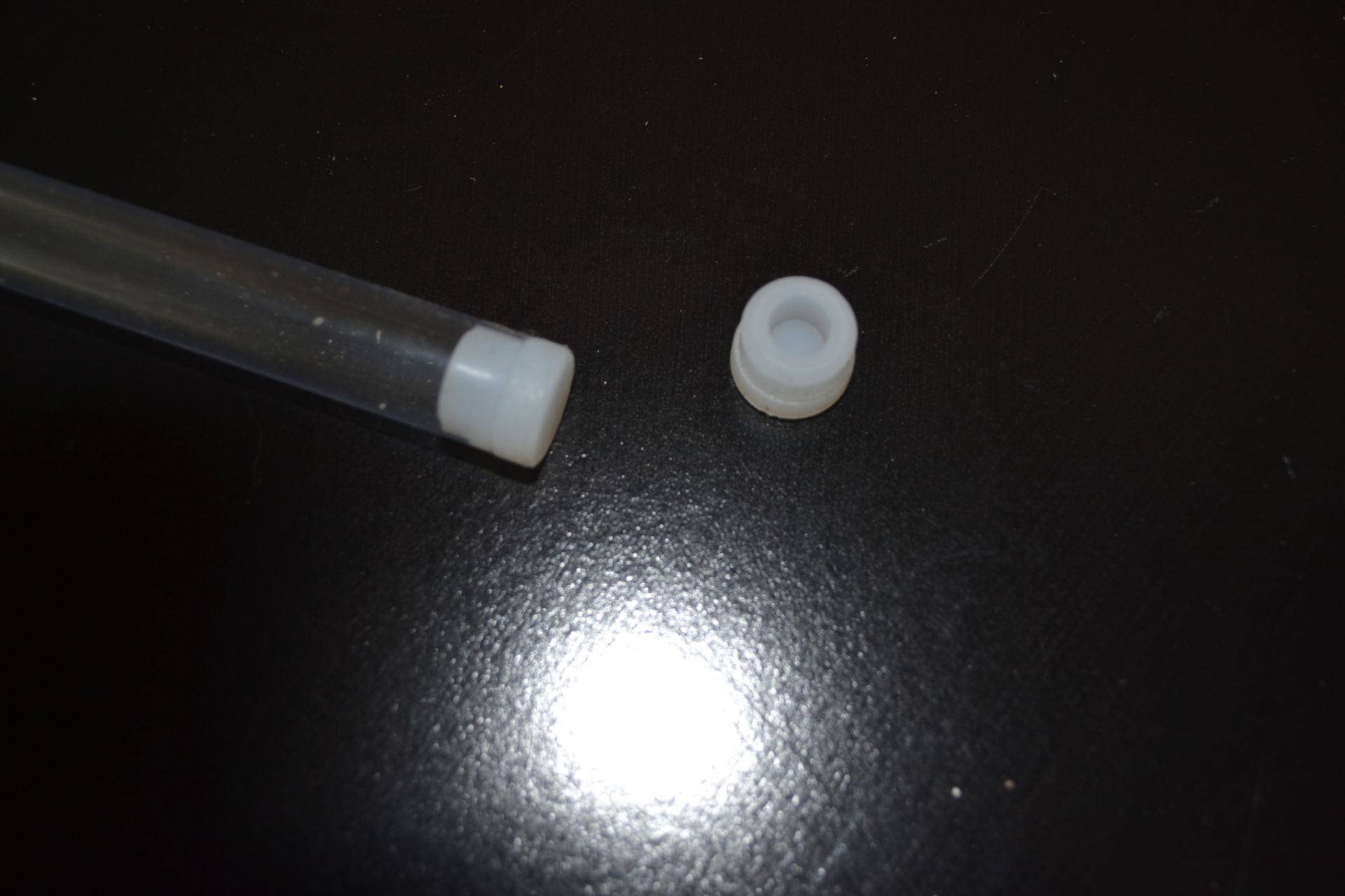 Small rubber end caps (approx. 1000) - Image 2 of 3