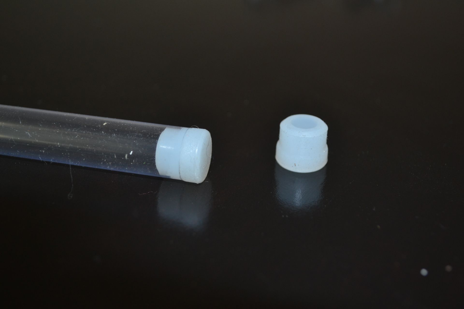 Small rubber end caps (approx. 1000) - Image 3 of 3